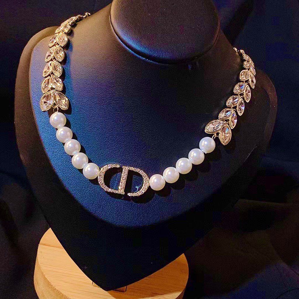 Bộ Trang Sức Dior Vàng - Vòng cổ Choker & Bông Tai Ngọc Trai, Pha Lê 3 Kiểu Đeo Quý Phái (AI)