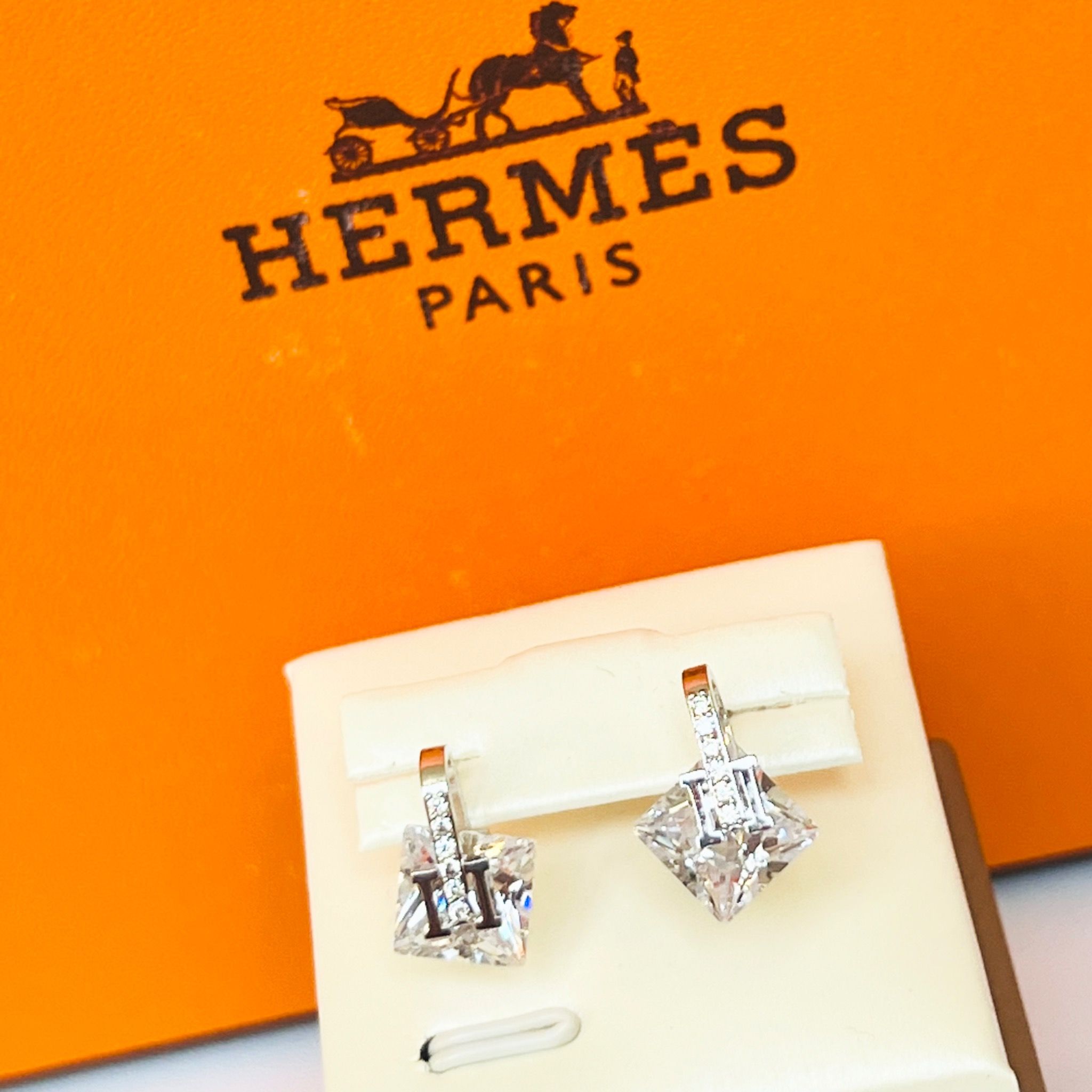 Bộ Trang Sức Hermes Trắng - Vòng Tay, Nhẫn & Bông Tai Pha Lê (AC)