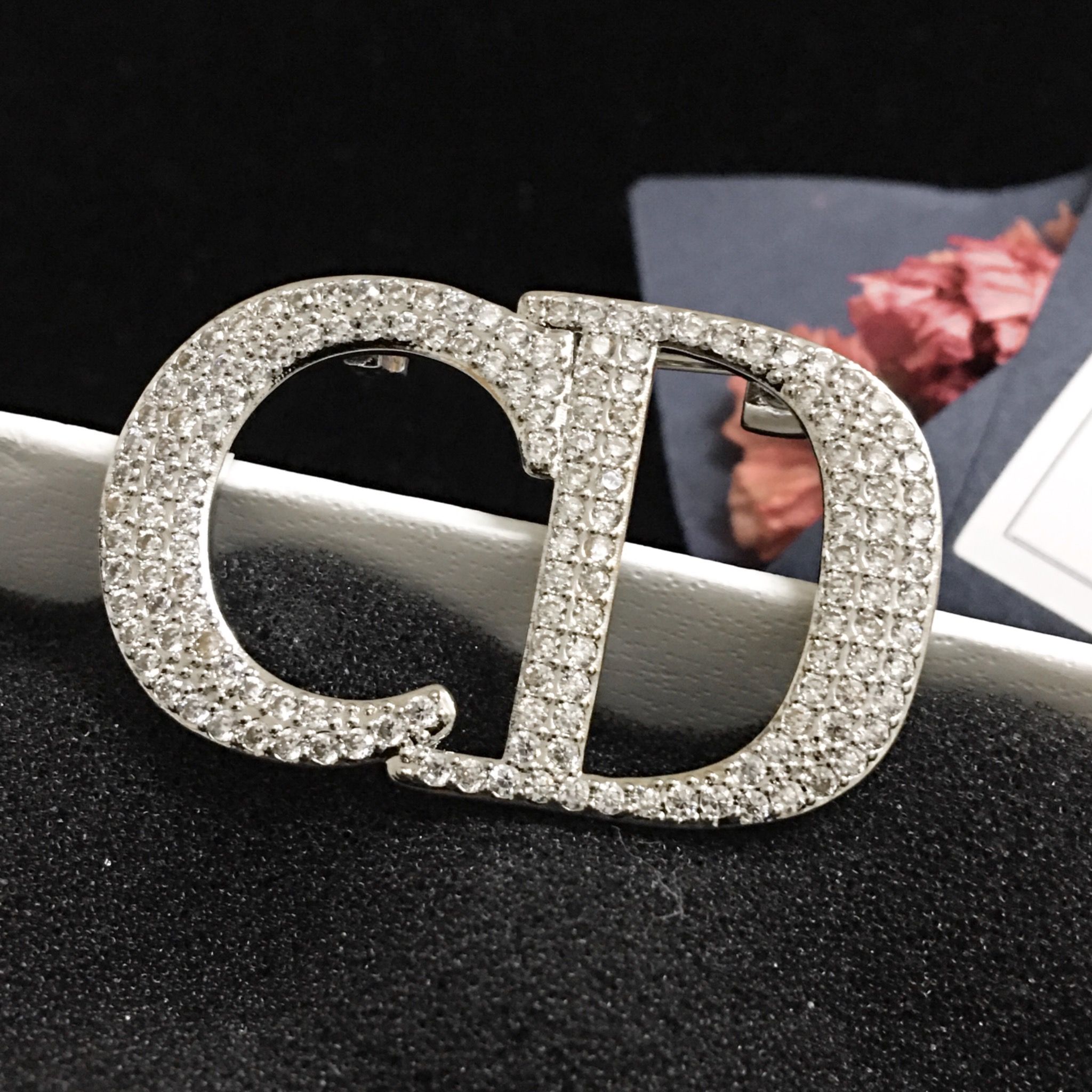 Cài Áo Nam, Nữ - Dior Màu Trắng Pha Lê (AH)
