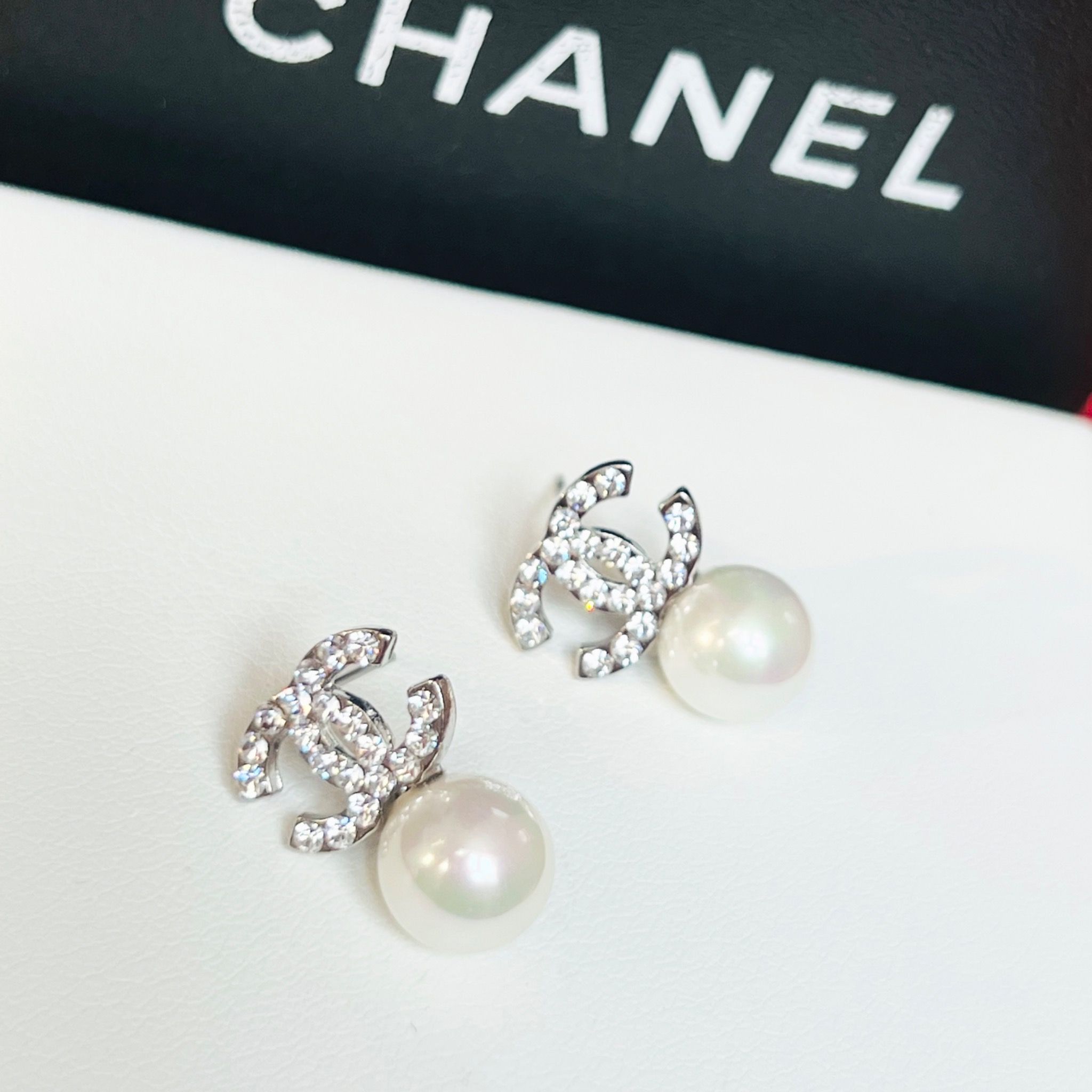 Bông Tai Chanel Màu Trắng Ngọc Trai & Pha Lê (CI)