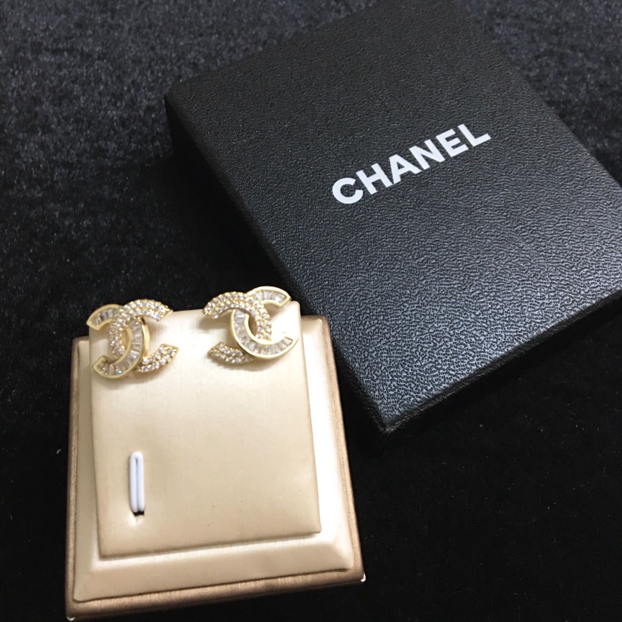 Bông Tai Chanel Màu Vàng Pha Lê Trắng (BS)