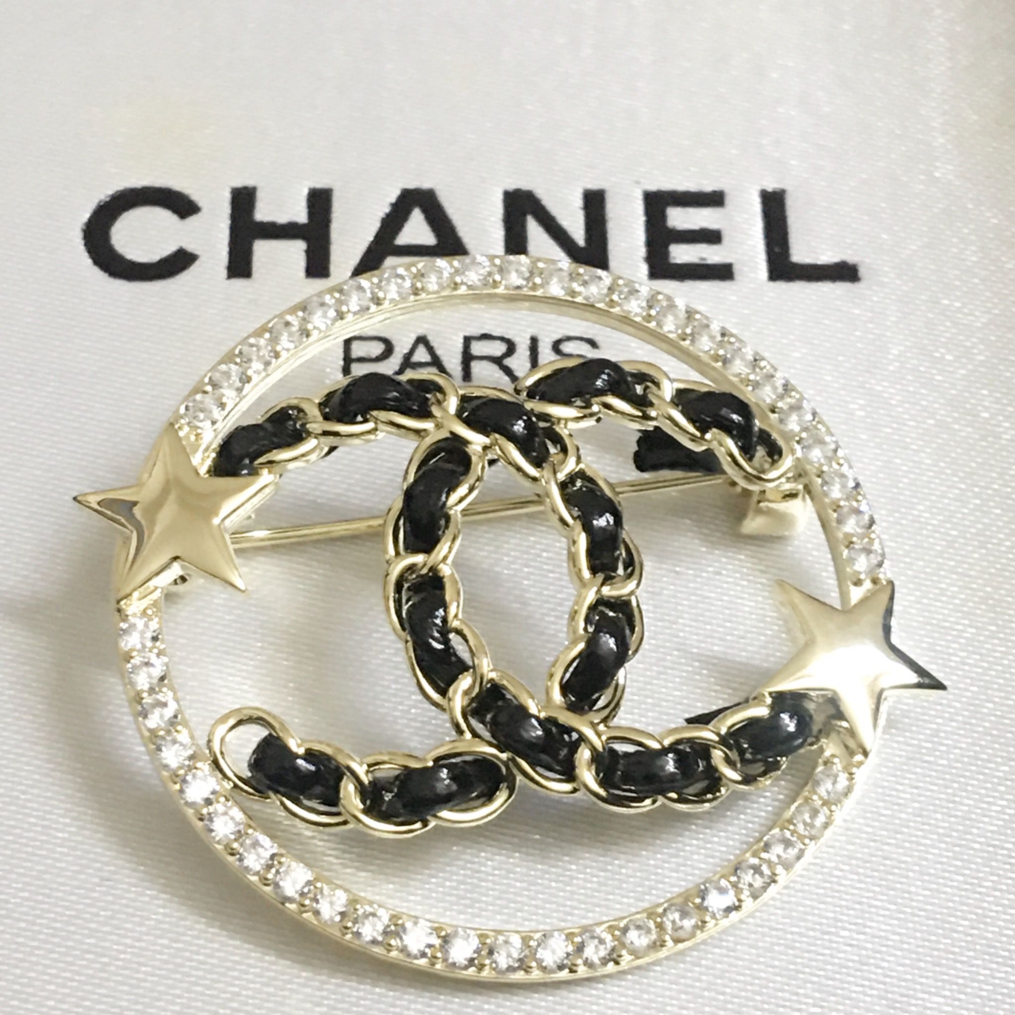 Cài Áo Nam, Nữ - Chanel Màu Vàng Pha Lê Trắng (AU)