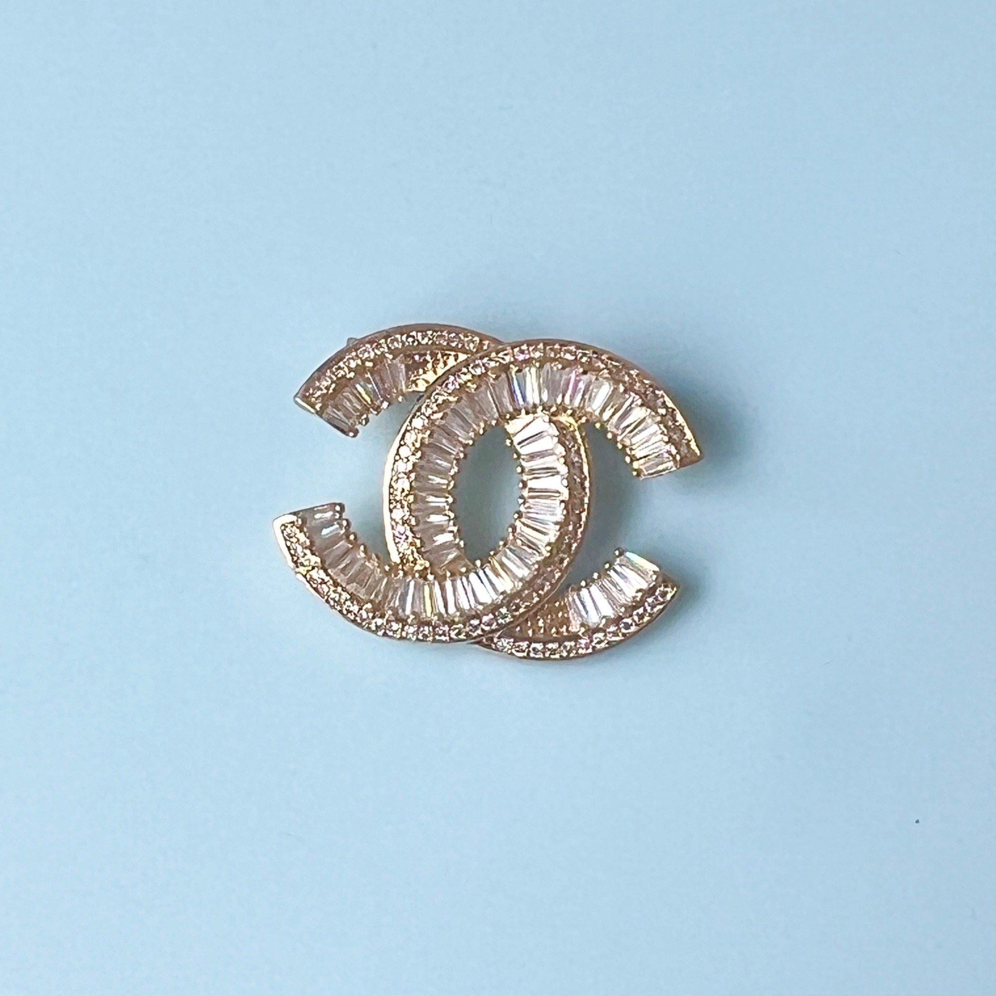 Cài Áo Nam, Nữ - Chanel Mini Màu Vàng Pha Lê Trắng (DA)