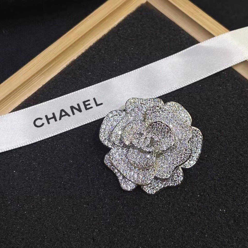 Bộ Trang Sức Hoa Trà Chanel Trắng - Cài Áo & Bông Tai Pha Lê (AJ)