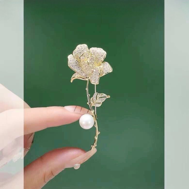 Cài Áo - Hoa Hồng Vàng Ngọc Trai & Pha Lê Trắng Quý Phái (AM)
