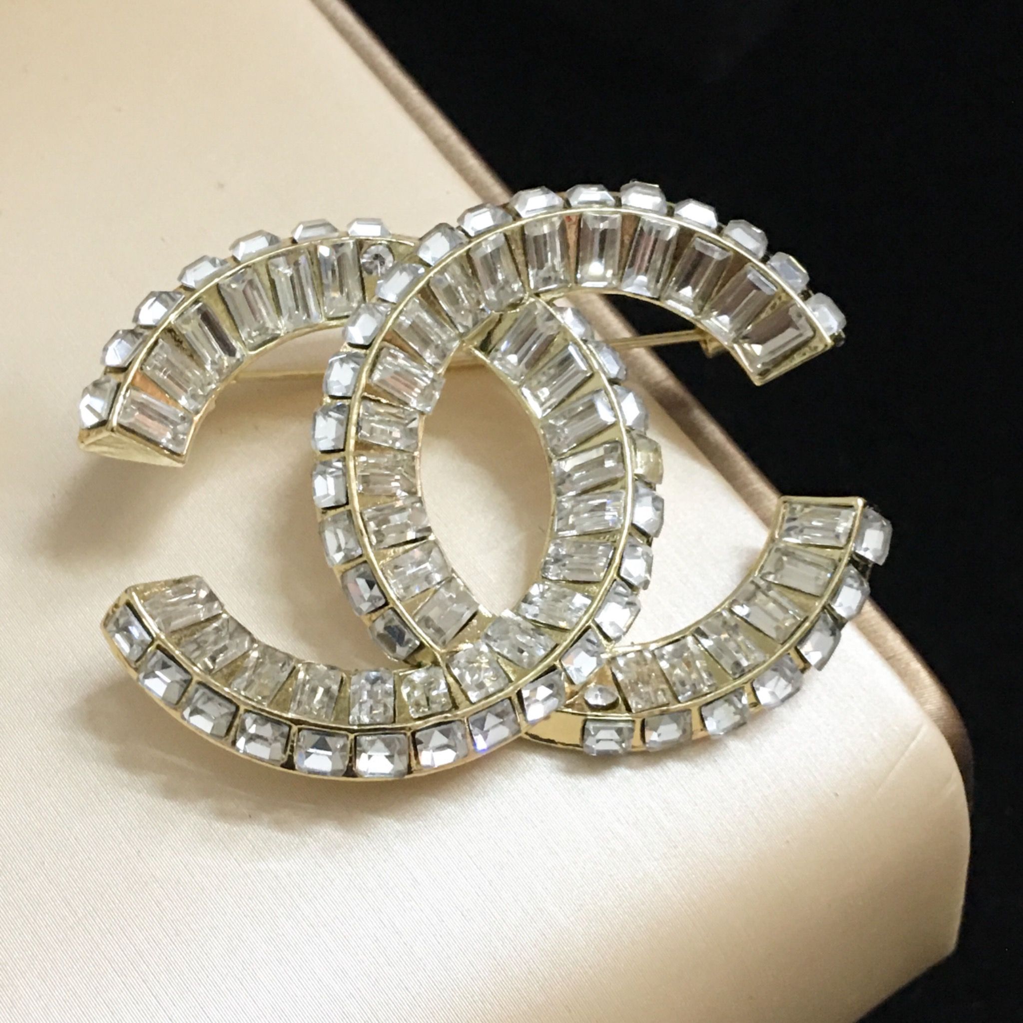 Cài Áo Nam, Nữ - Chanel Màu Vàng Bản To Pha Lê Trắng (BQ)