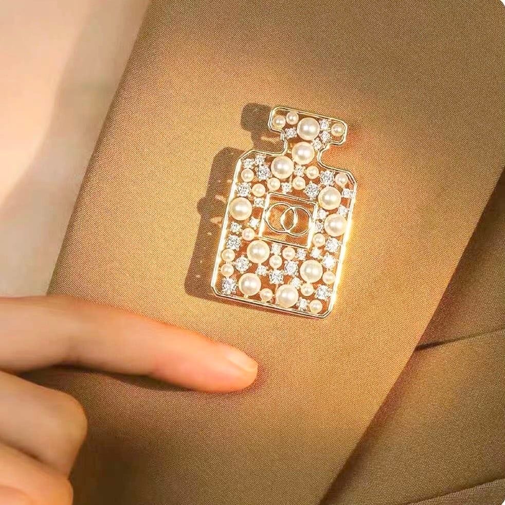 Cài Áo Chanel Chai Nước Hoa Màu Vàng Ngọc Trai & Pha Lê Trắng (CY)