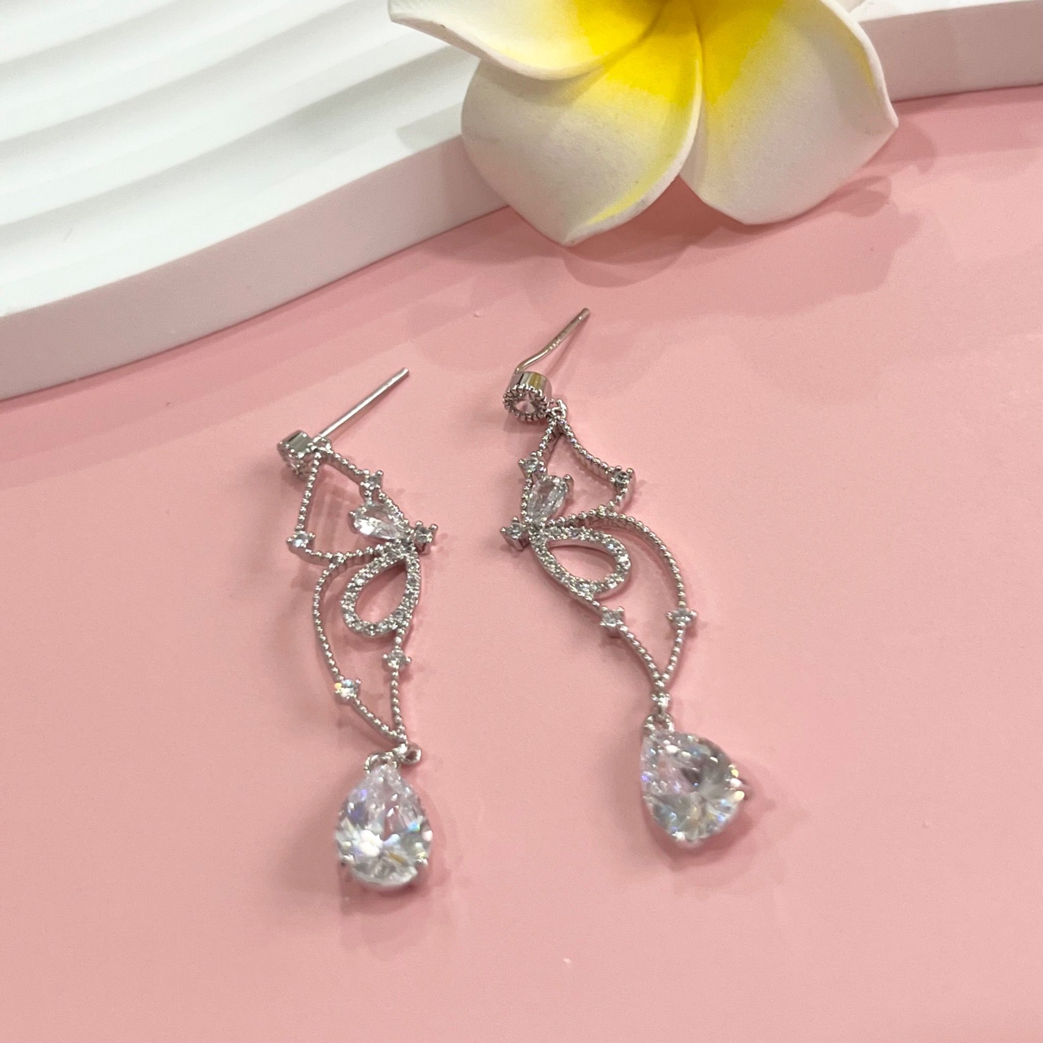 Bông Tai Con Bướm Xinh Pha Lê Trắng Tinh Tế (AL)