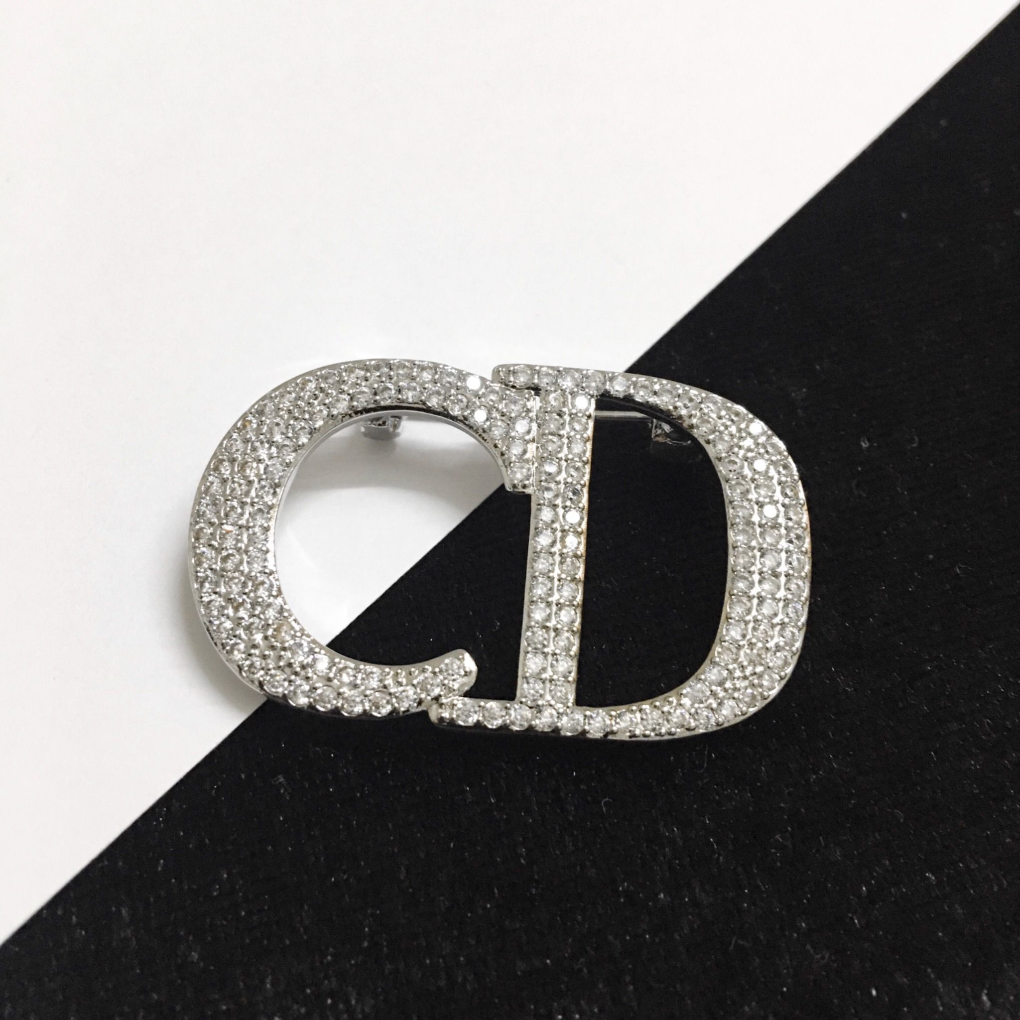 Cài Áo Nam, Nữ - Dior Màu Trắng Pha Lê (AH)