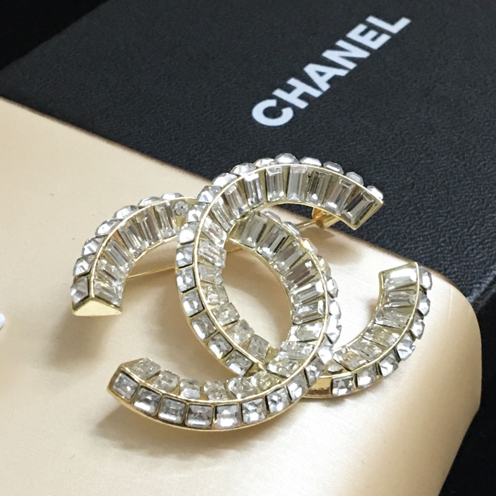 Cài Áo Nam, Nữ - Chanel Màu Vàng Bản To Pha Lê Trắng (BQ)