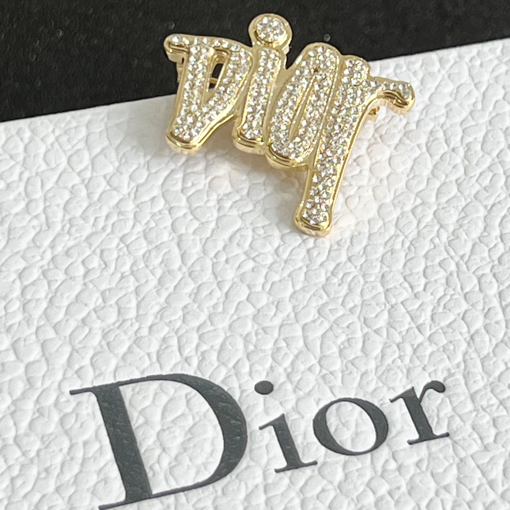 Cài Áo Dior Màu Vàng Pha Lê Trắng (AV)