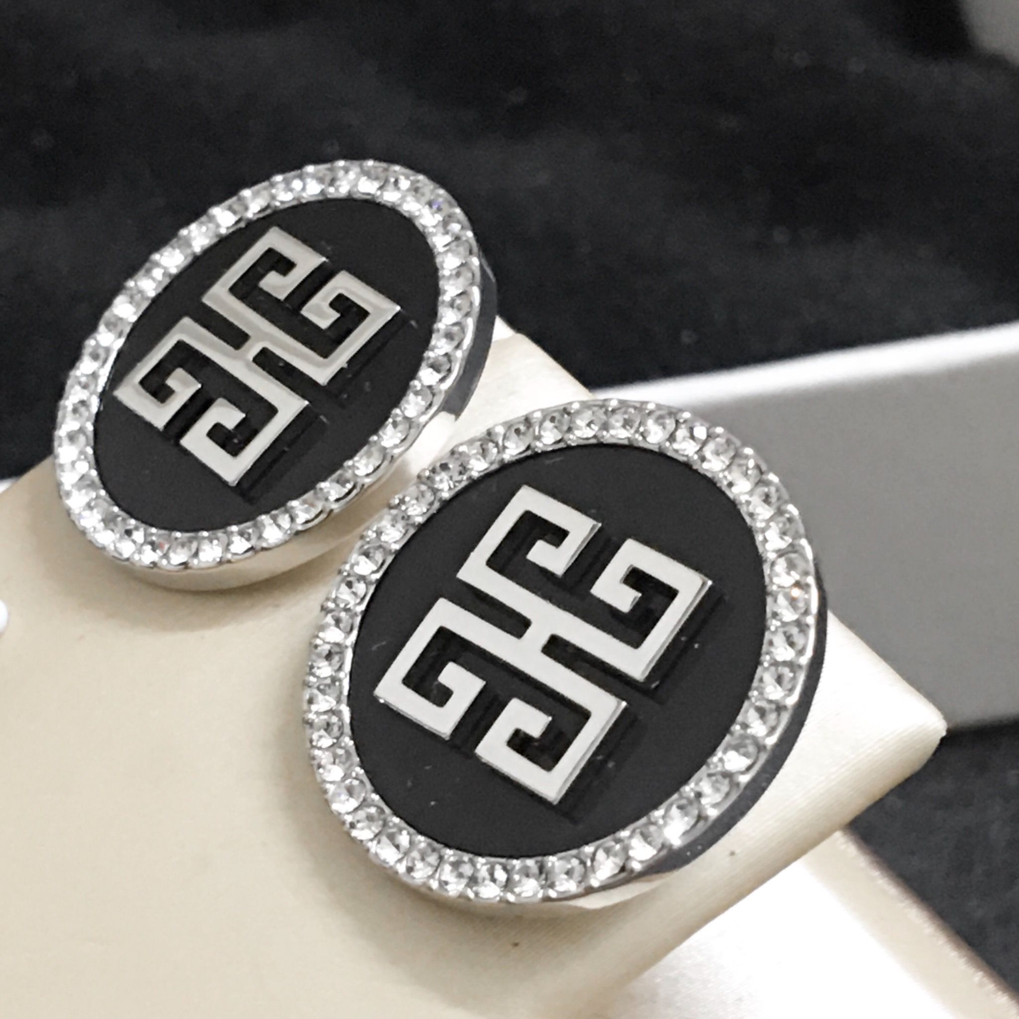 BÔNG TAI GIVENCHY BẢN TO CÁ TÍNH PHA LÊ (AA)