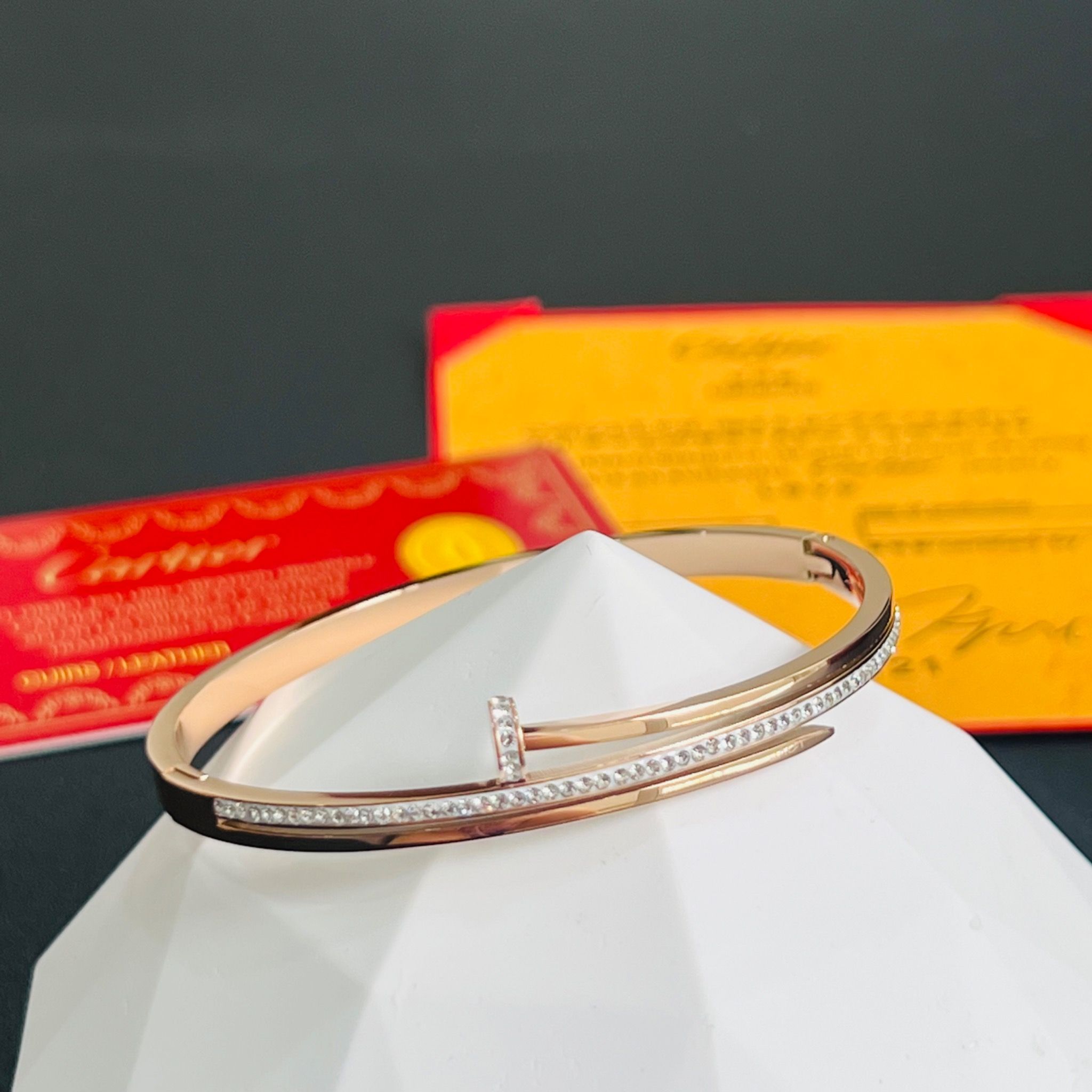 Vòng Tay TiTan Cao Cấp - Cây Đinh Cartier Màu Vàng Hồng Pha Lê (AJ)