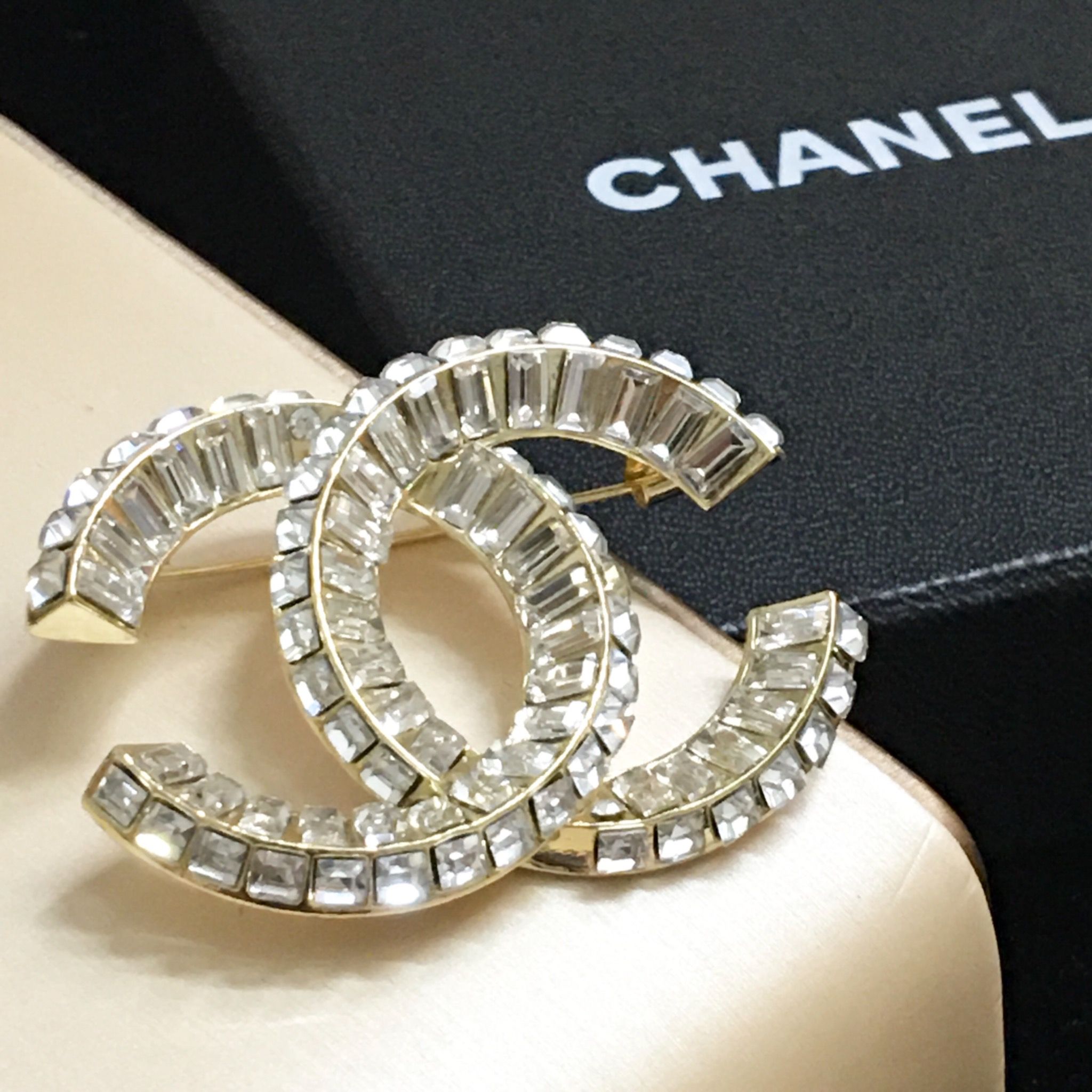 Cài Áo Nam, Nữ - Chanel Màu Vàng Bản To Pha Lê Trắng (BQ)