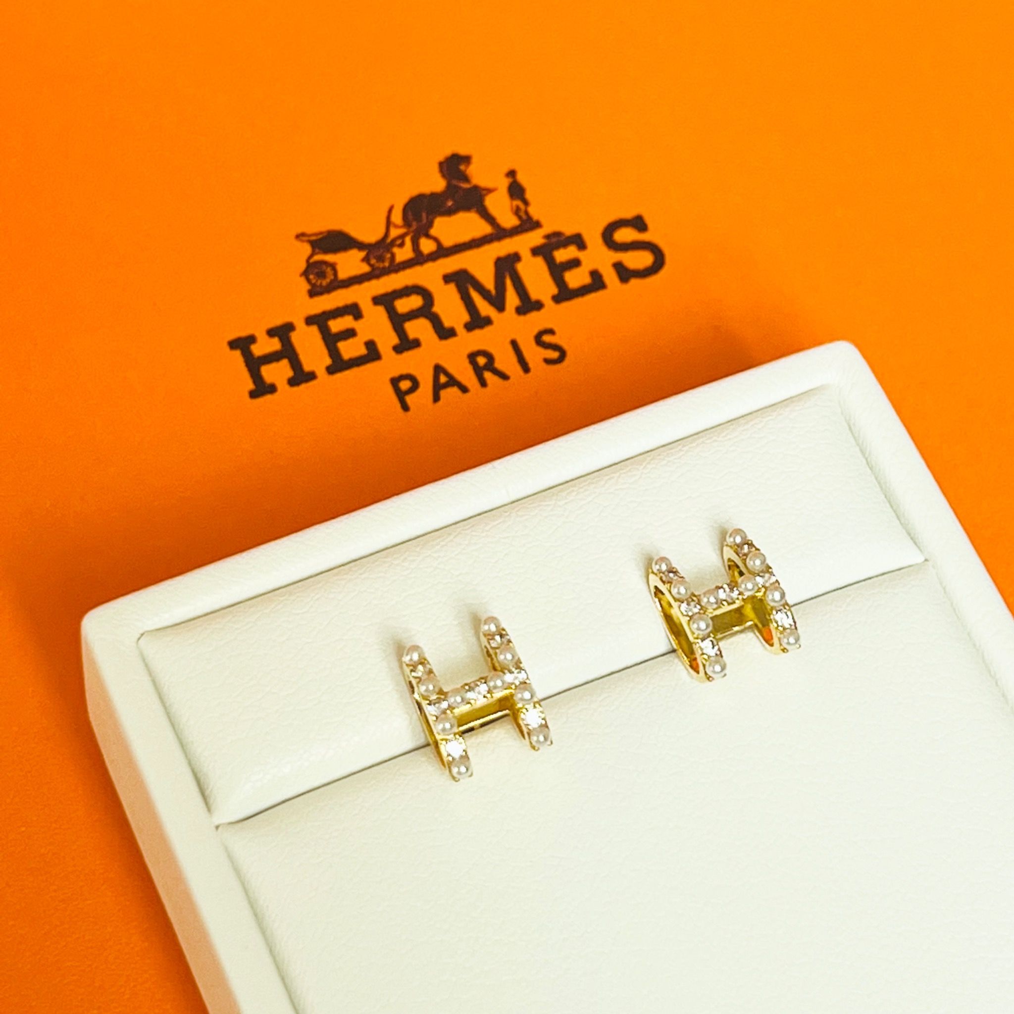 Bông Tai Hermes Màu Vàng Ngọc Trai & Pha Lê Trắng (AK)