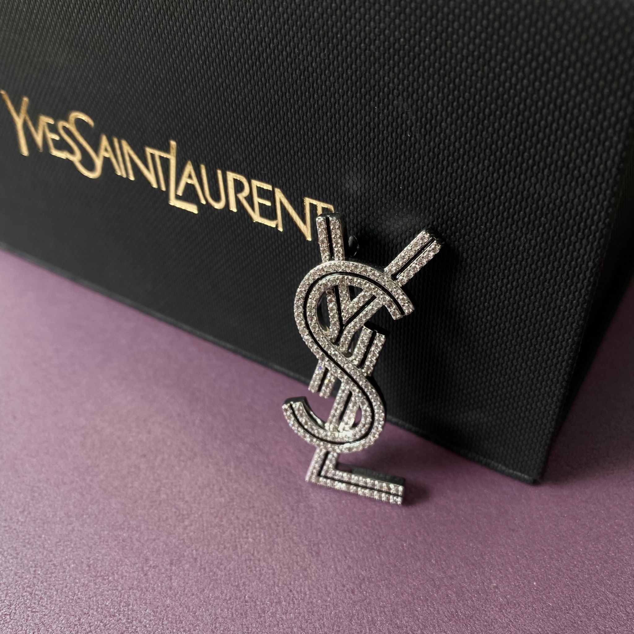 Cài Áo Nam, Nữ - YSL Màu Trắng Pha Lê (AD)