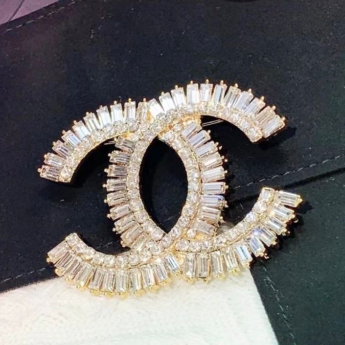 Cài Áo Chanel Bản To Màu Vàng Hồng Pha Lê Trắng (CW)