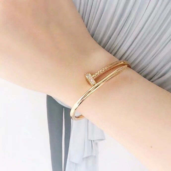 Vòng Tay Nam, Nữ TiTan Cao Cấp - Cartier Cây Đinh Màu Vàng Pha Lê Trắng (AI)