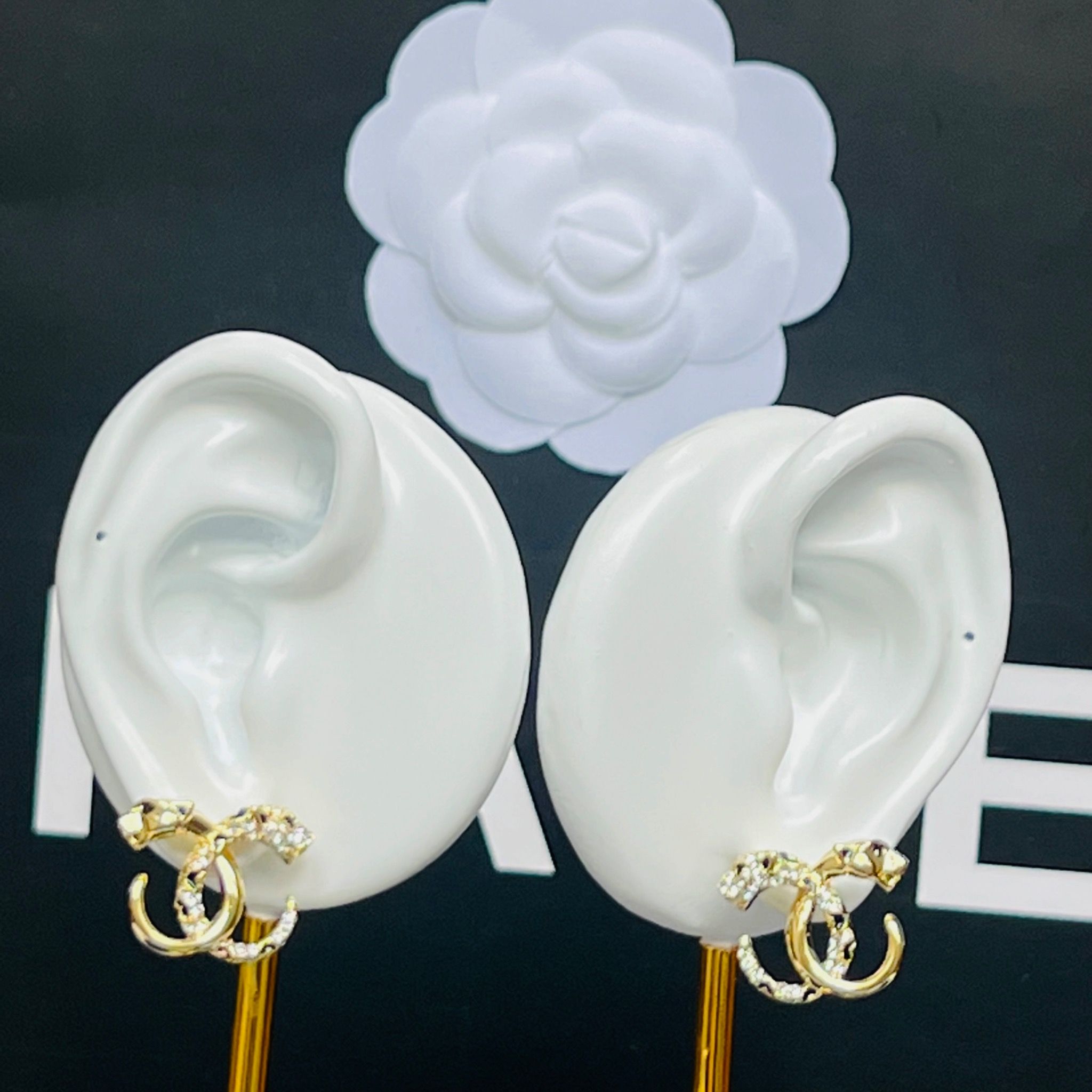 Bông Tai Con Hổ Chanel Bản To Màu Vàng Pha Lê Trắng