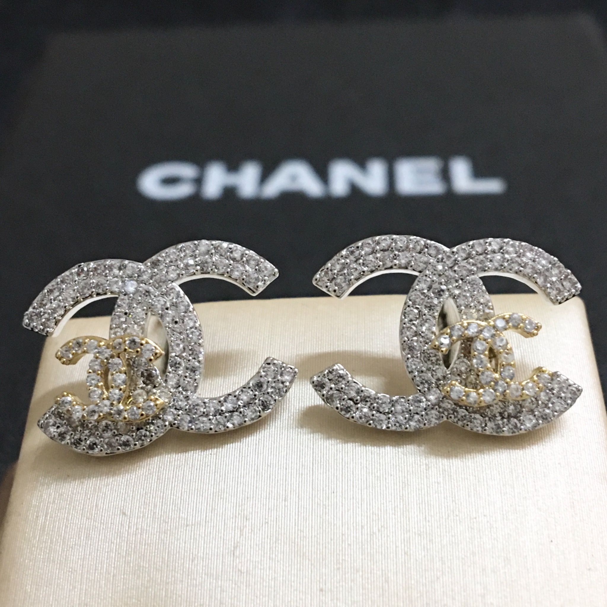 Bông Tai Chanel 2C Màu Trắng & Màu Vàng Pha Lê (BT)