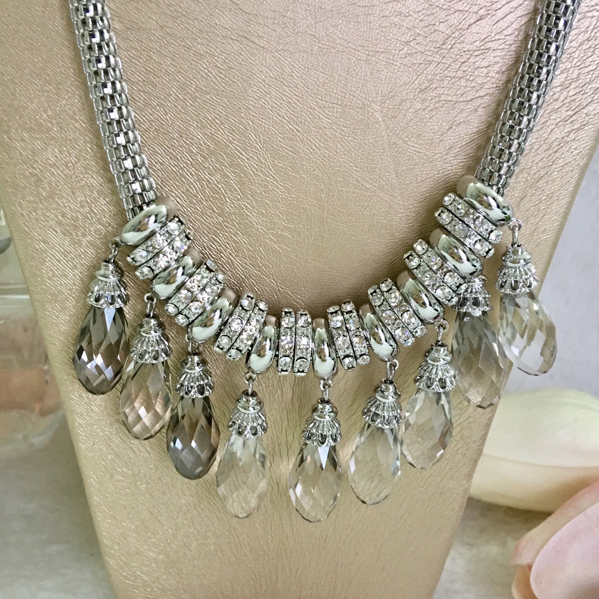 Dây Chuyền Ngắn - Giọt Nước Pha Lê Màu Trắng & Trắng Xám Quý Phái