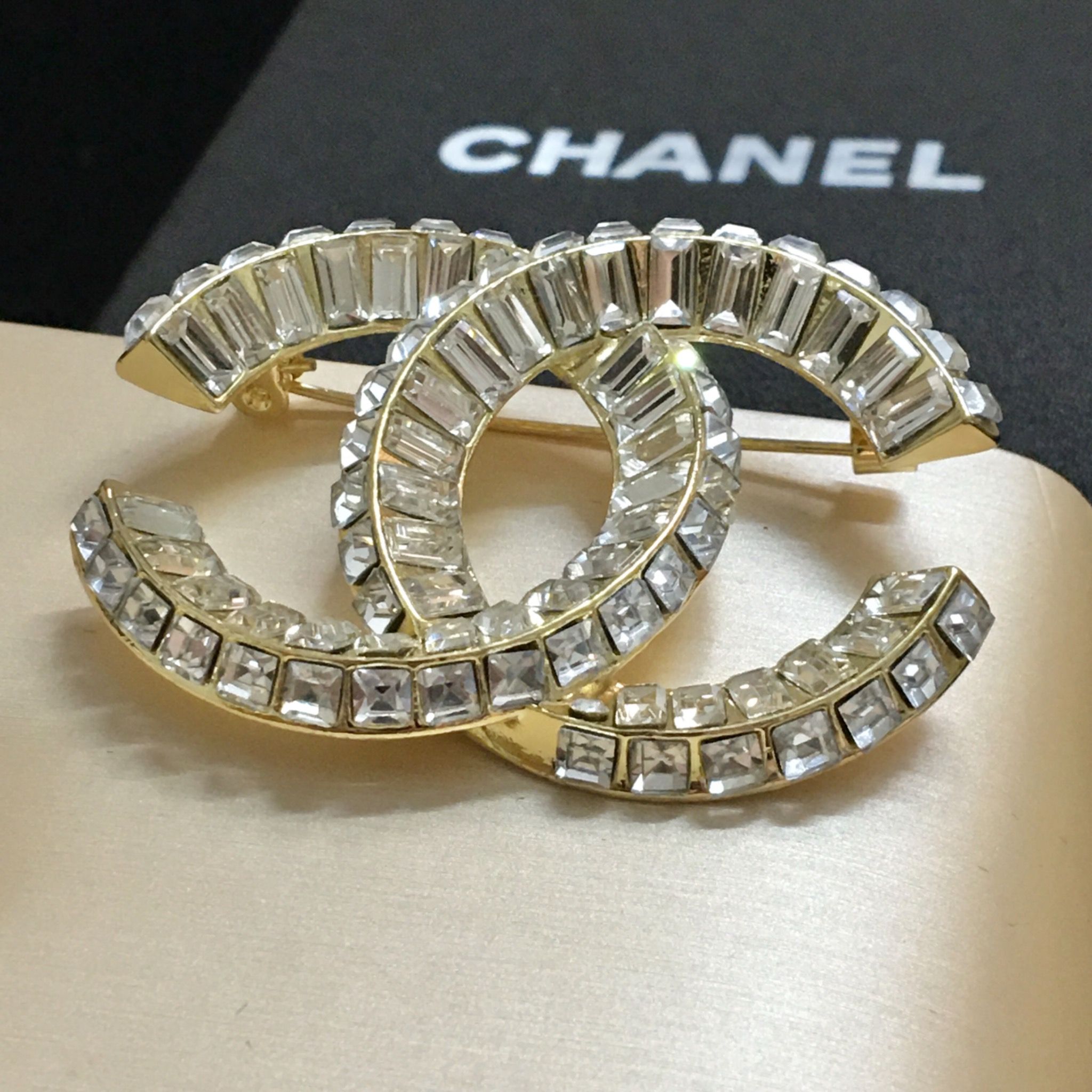 Cài Áo Nam, Nữ - Chanel Màu Vàng Bản To Pha Lê Trắng (BQ)