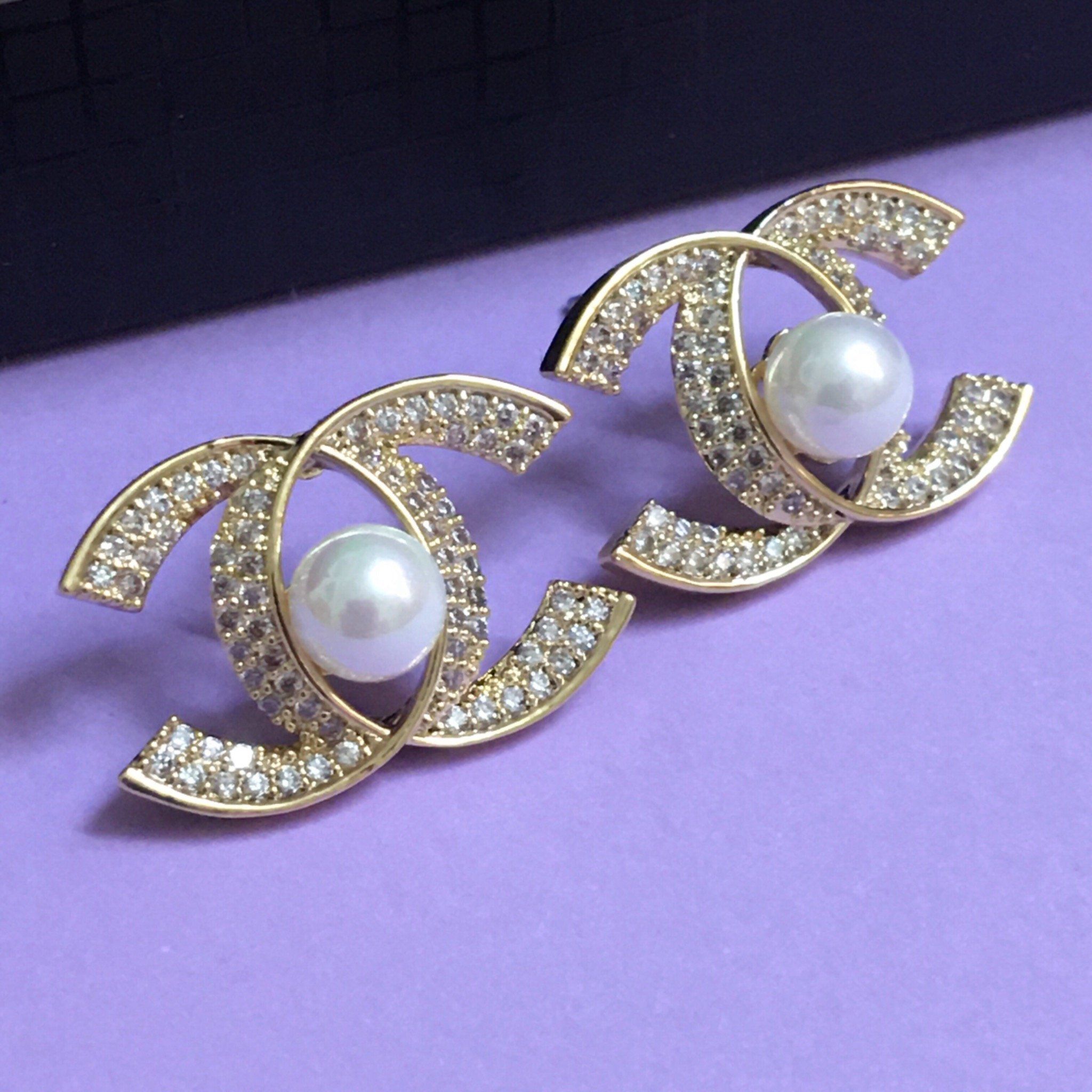 Bộ Trang Sức Chanel Vàng Hồng - Cài Áo & Bông Tai Ngọc Trai & Pha Lê Trắng (AE)