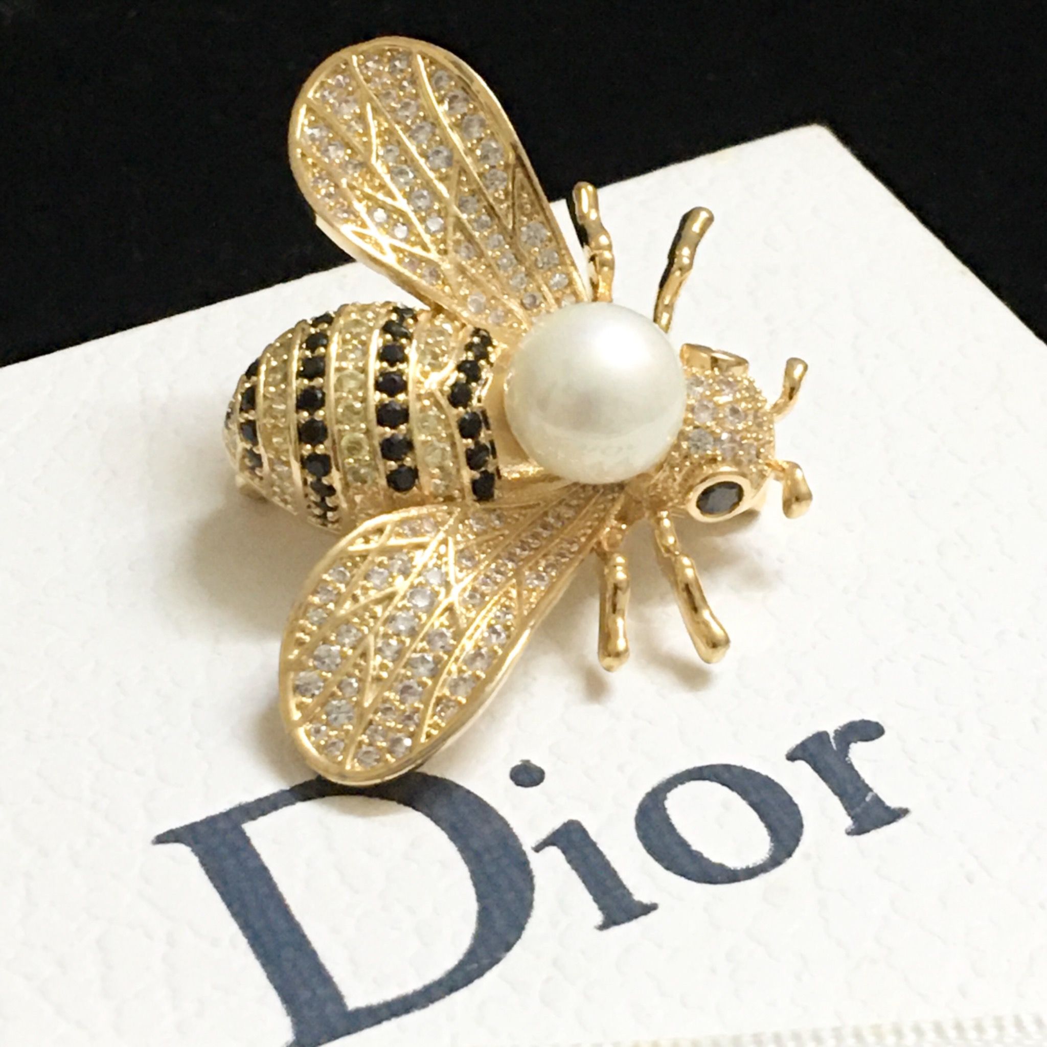 Cài Áo & Mặt Dây Chuyền - Con Ong Dior Màu Vàng Hồng Ngọc trai & Pha Lê Đen, Trắng (AI)