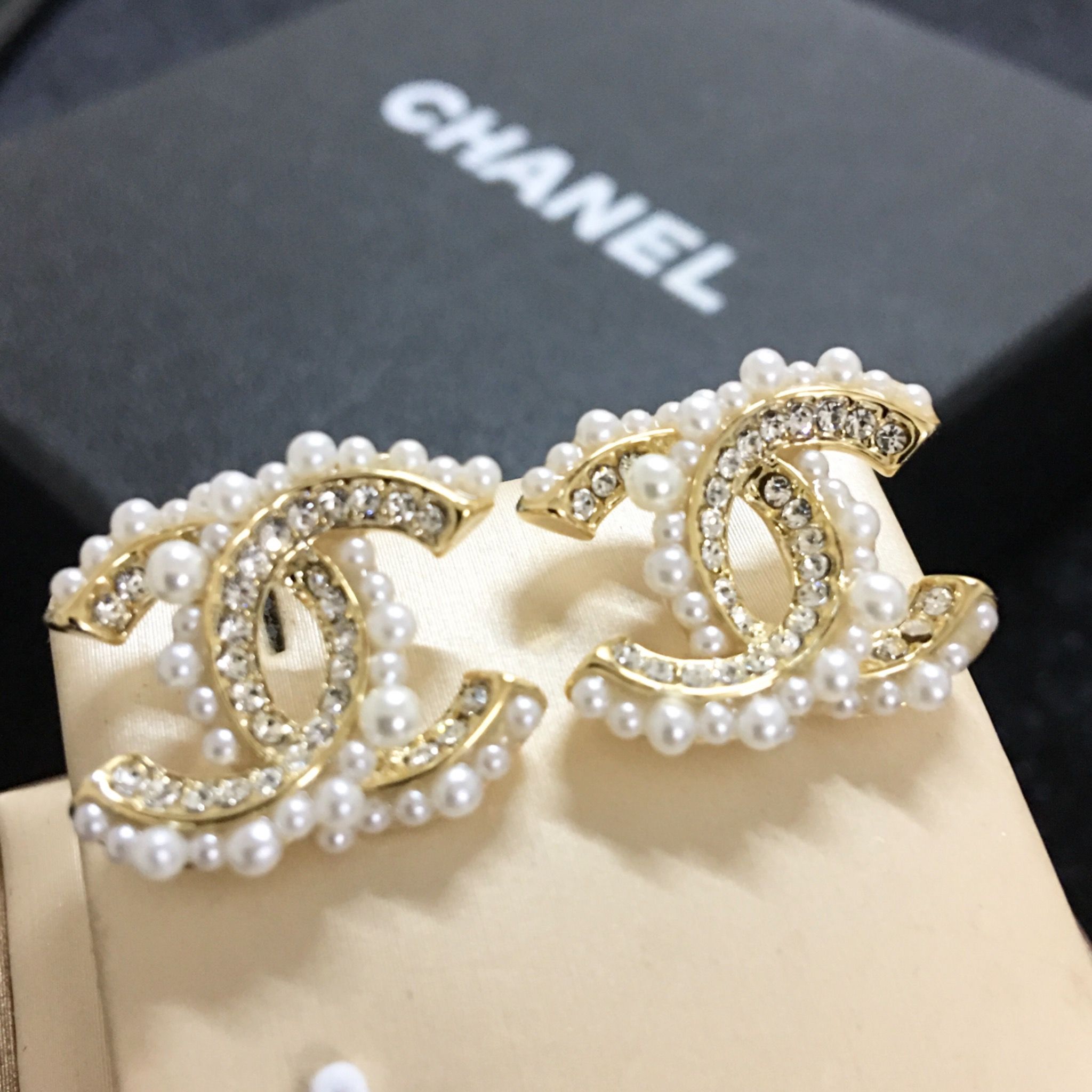 Bông Tai Chanel Bản To Màu Vàng Ngọc Trai & Pha Lê Trắng (BD)