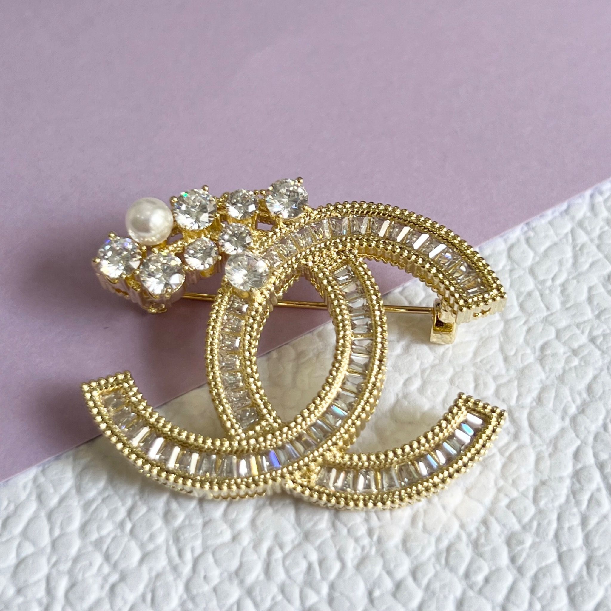 Cài Áo Nam, Nữ - Chanel Màu Vàng Ngọc Trai & Pha Lê Trắng (CF)