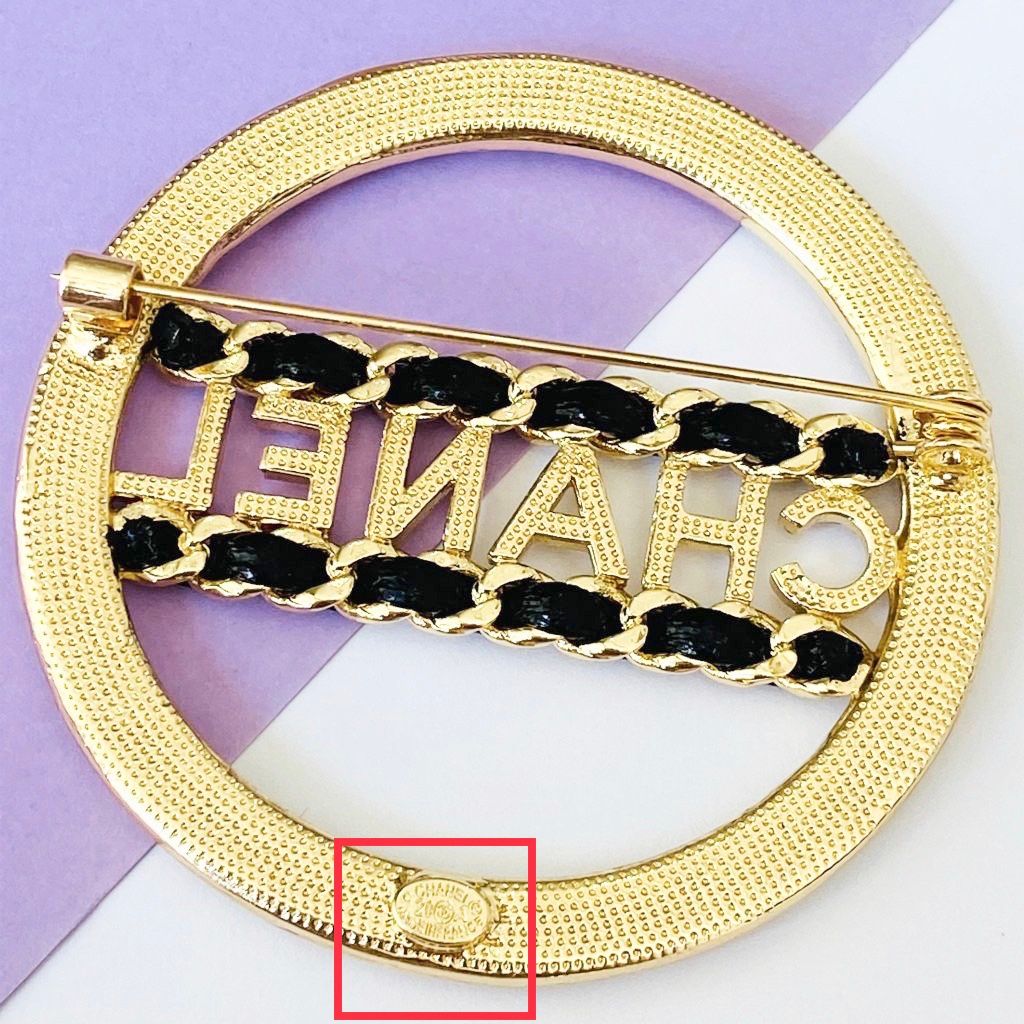 Cài Áo Nam, Nữ - Chanel Màu Vàng Bản To Pha Lê Trắng (BS)