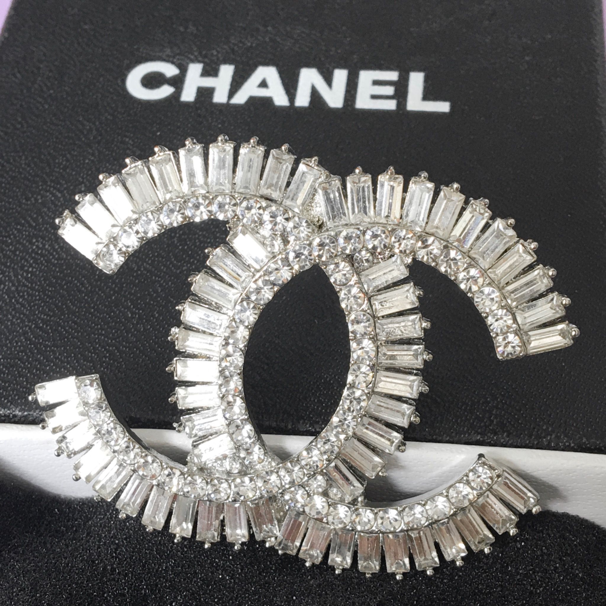 Cài Áo Nam, Nữ - Chanel Màu Trắng Bản To Pha Lê (BY)