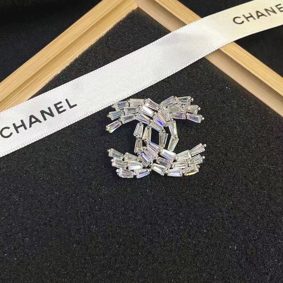 Cài Áo Nam, Nữ - Chanel Lưới Size To Màu Trắng Pha Lê (AJ)