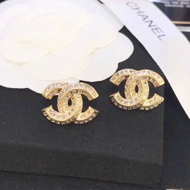 Bộ Trang Sức Chanel Màu Vàng - Cài Áo & Bông Tai Pha Lê Trắng (AK)