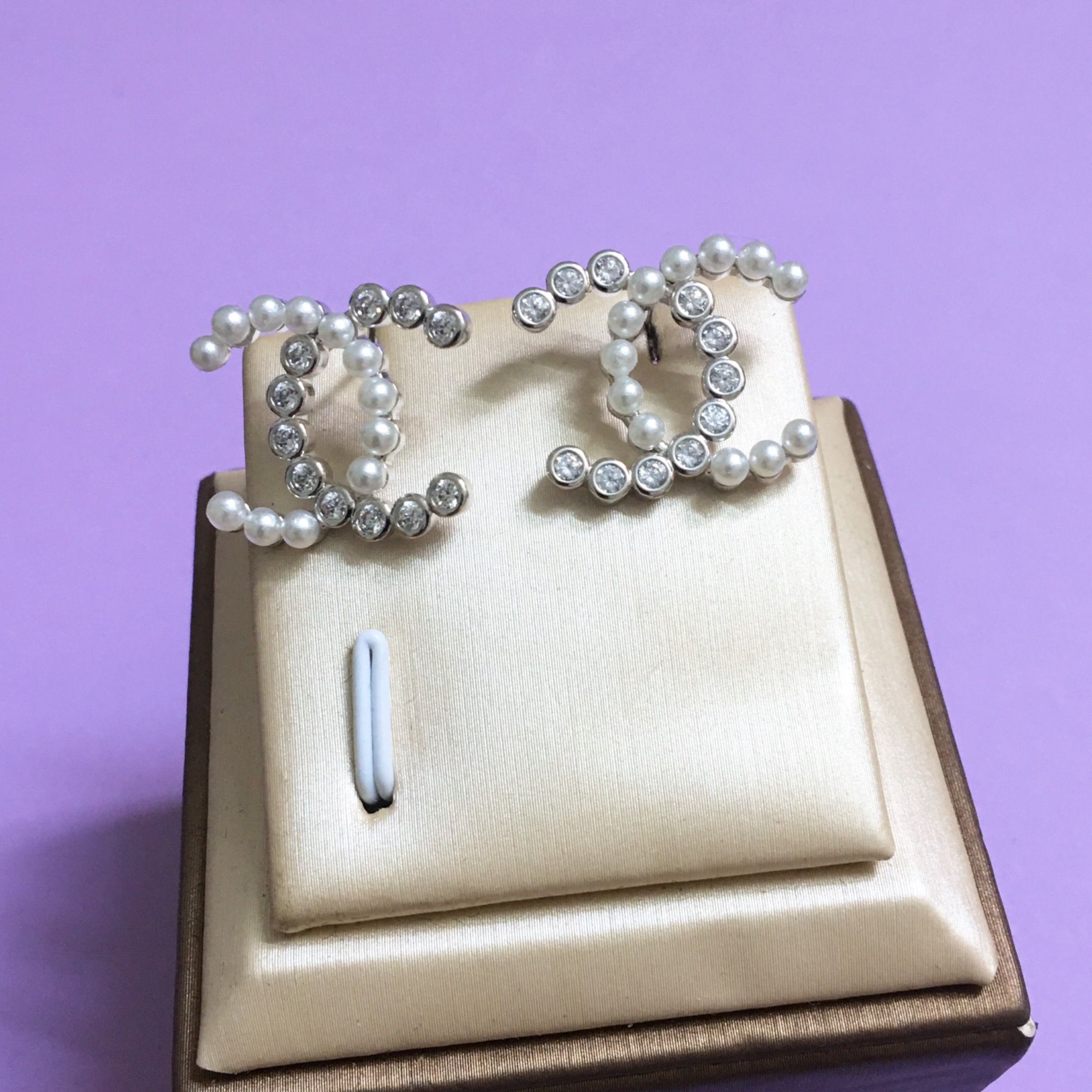 Bông Tai Chanel Bản To Màu Trắng Ngọc Trai & Pha Lê (AM)