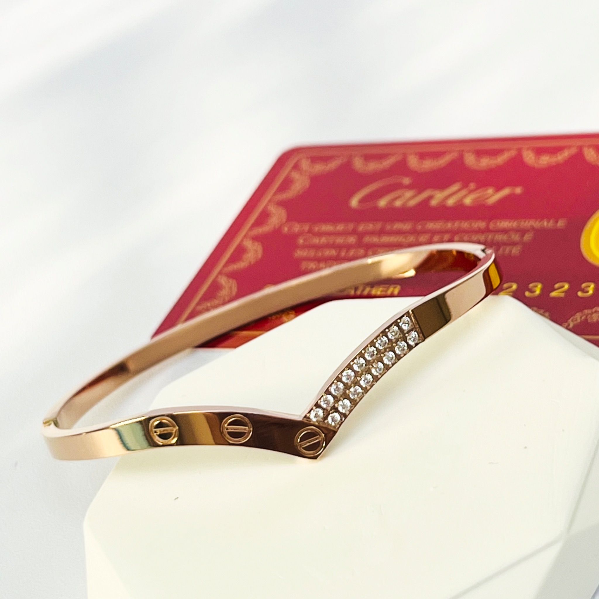 Vòng Tay TiTan Cao Cấp - Cartier Màu Vàng Hồng Pha Lê Trắng (AJ)