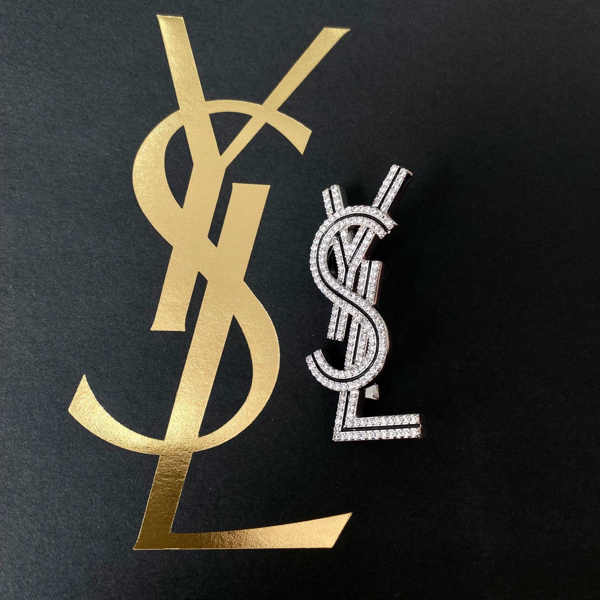 Cài Áo Nam, Nữ - YSL Màu Trắng Pha Lê (AD)