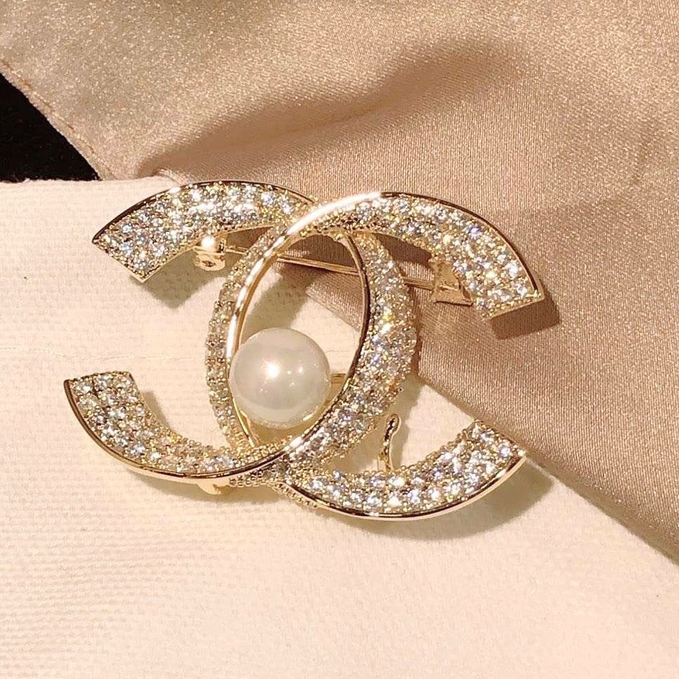 Bộ Trang Sức Chanel Vàng Hồng - Cài Áo & Bông Tai Ngọc Trai & Pha Lê Trắng (AE)