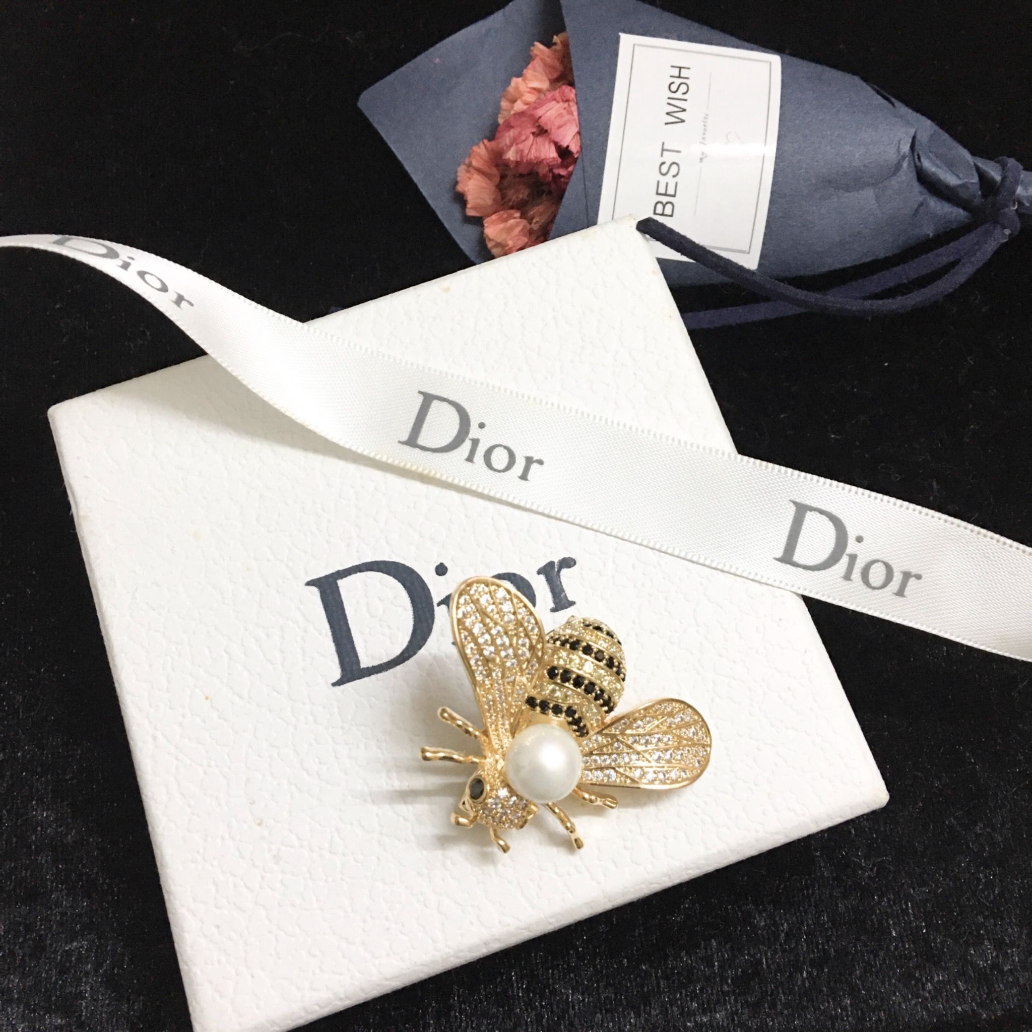 Cài Áo & Mặt Dây Chuyền - Con Ong Dior Màu Vàng Hồng Ngọc trai & Pha Lê Đen, Trắng (AI)