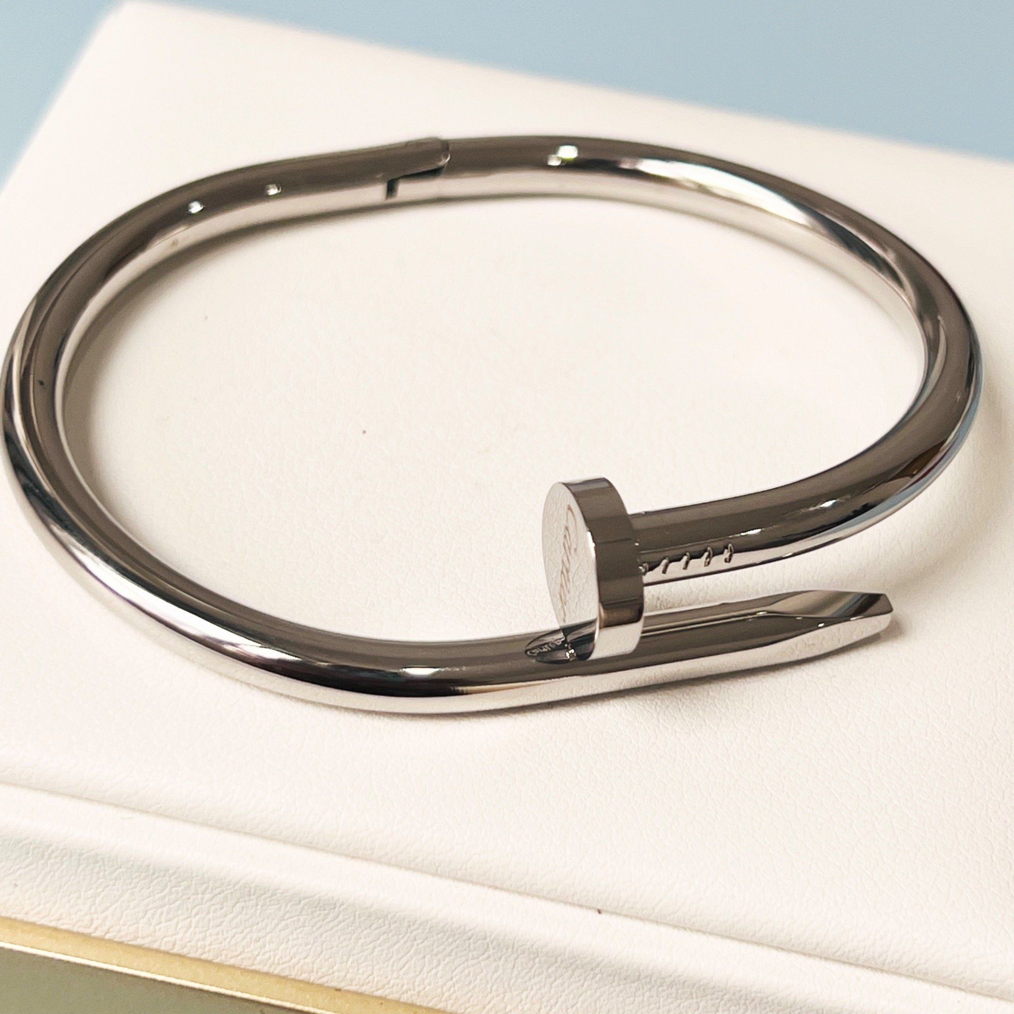 Vòng Tay Cặp Đôi Tình Yêu - Cartier Cây Đinh Màu Trắng Titan Cao Cấp (AM)