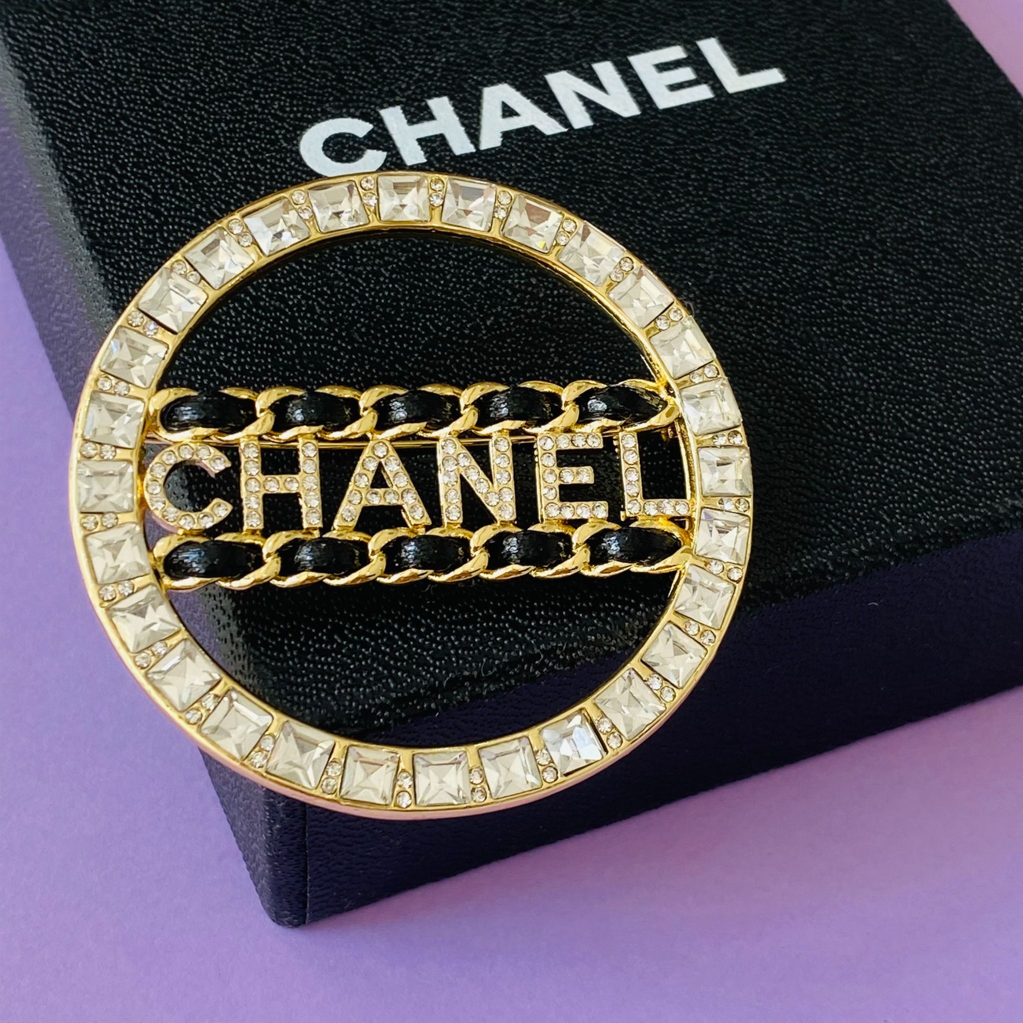 Cài Áo Nam, Nữ - Chanel Màu Vàng Bản To Pha Lê Trắng (BS)
