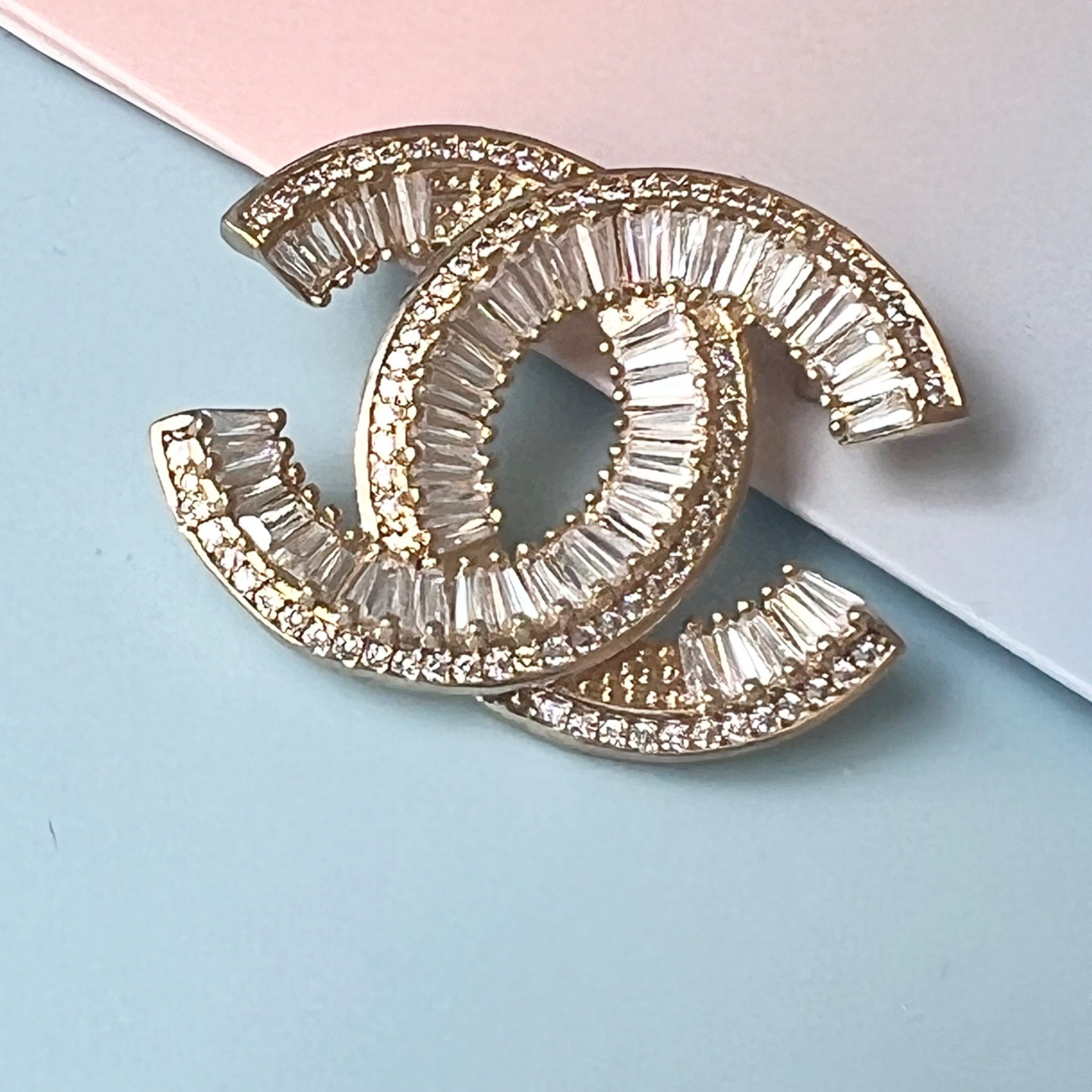 Cài Áo Nam, Nữ - Chanel Mini Màu Vàng Pha Lê Trắng (DA)