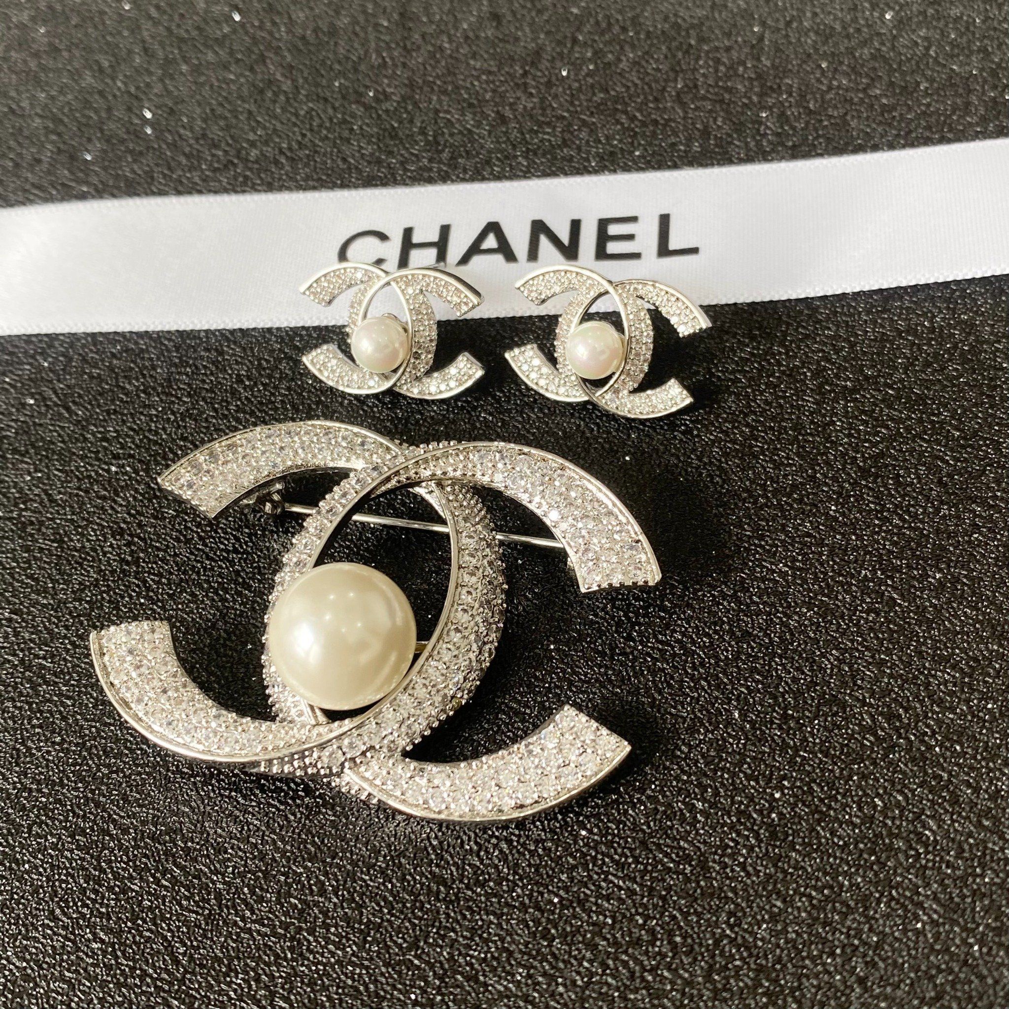 Bộ Trang Sức Chanel Trắng - Cài Áo & Bông Tai Ngọc Trai & Pha Lê (AI)