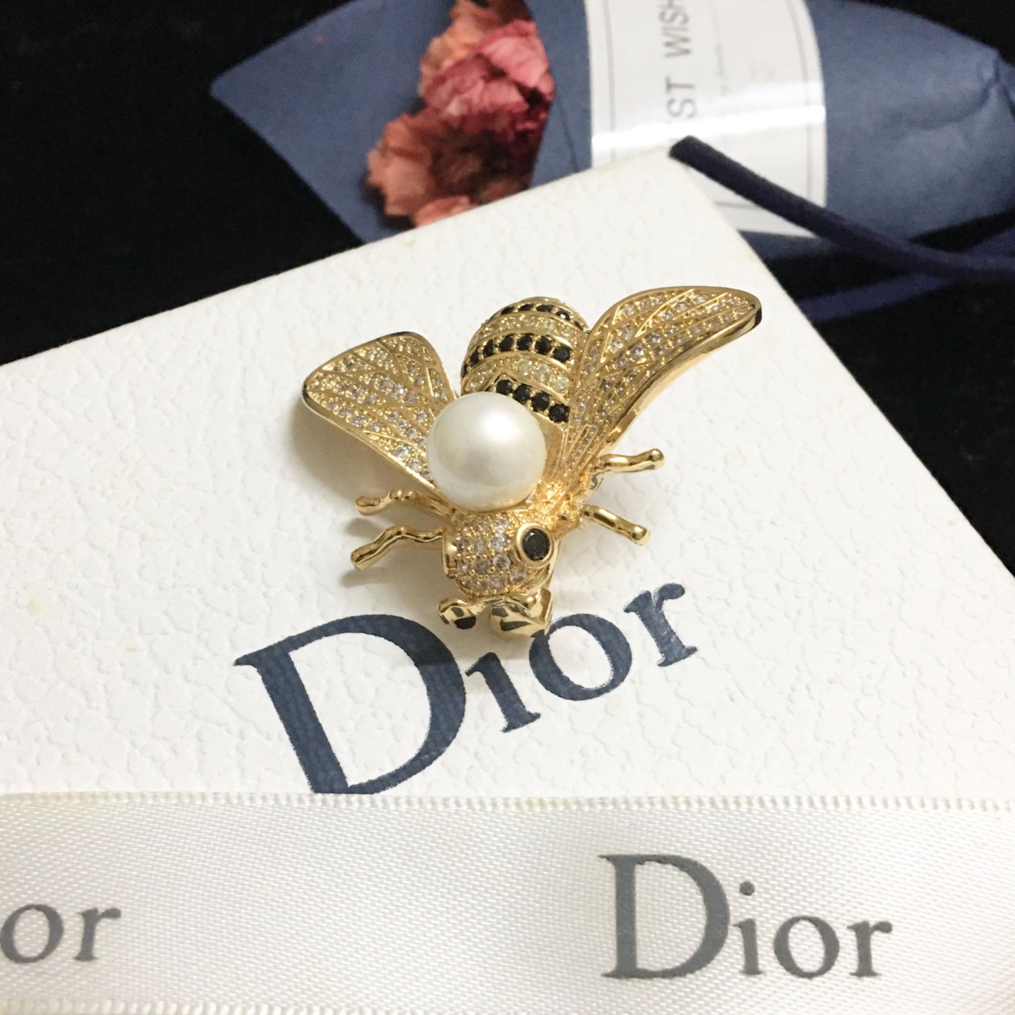 Cài Áo & Mặt Dây Chuyền - Con Ong Dior Màu Vàng Hồng Ngọc trai & Pha Lê Đen, Trắng (AI)