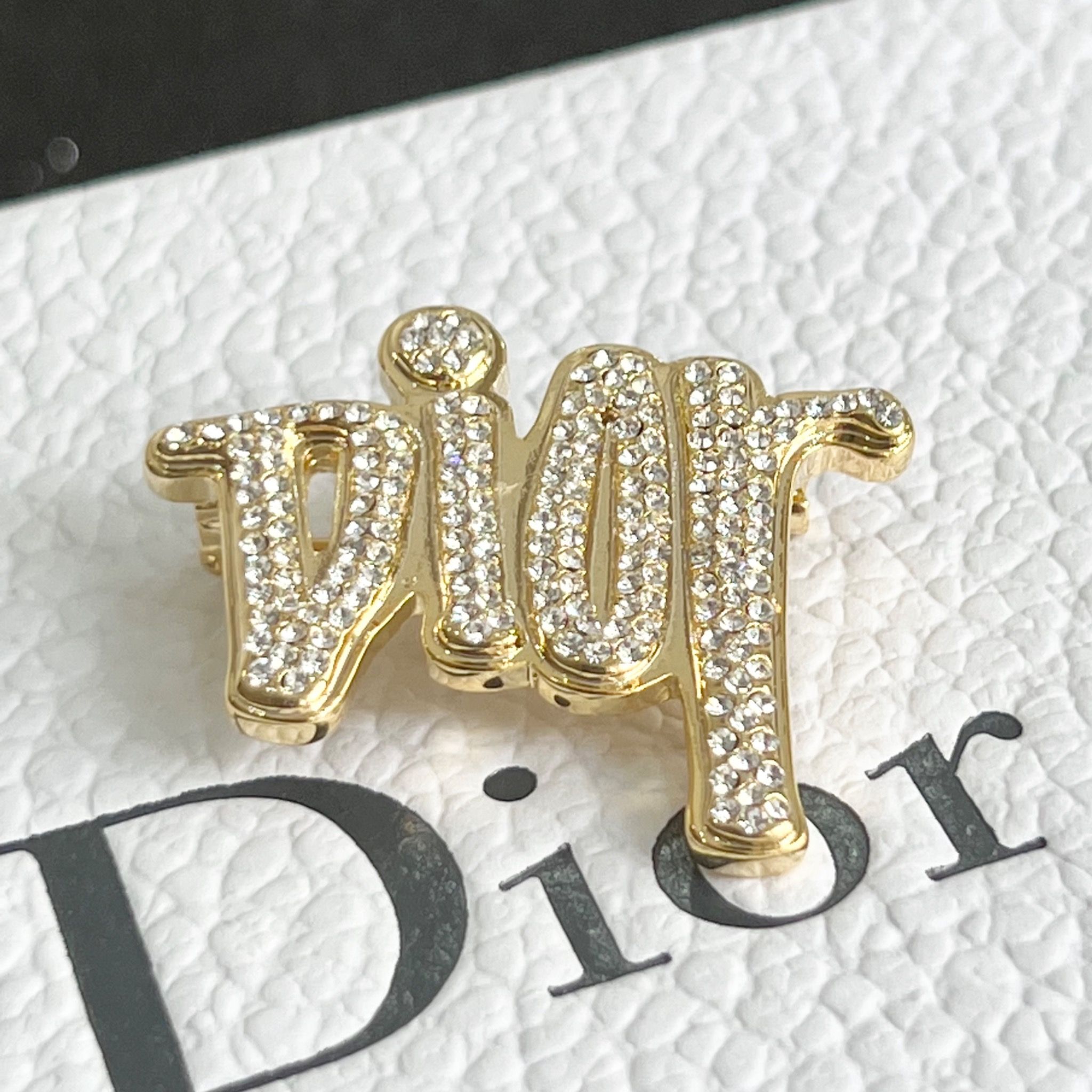 Cài Áo Dior Màu Vàng Pha Lê Trắng (AV)