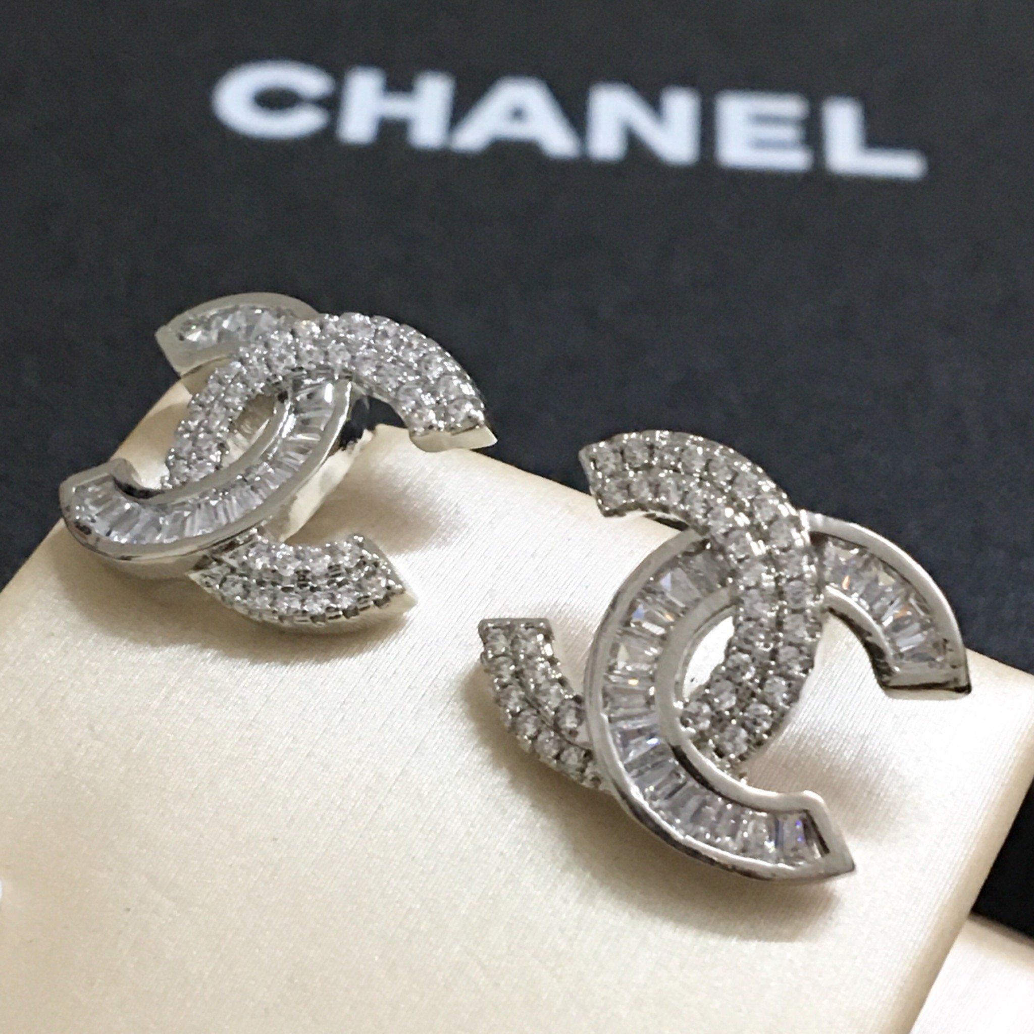 Bông Tai Chanel Màu Trắng Pha Lê (BR)