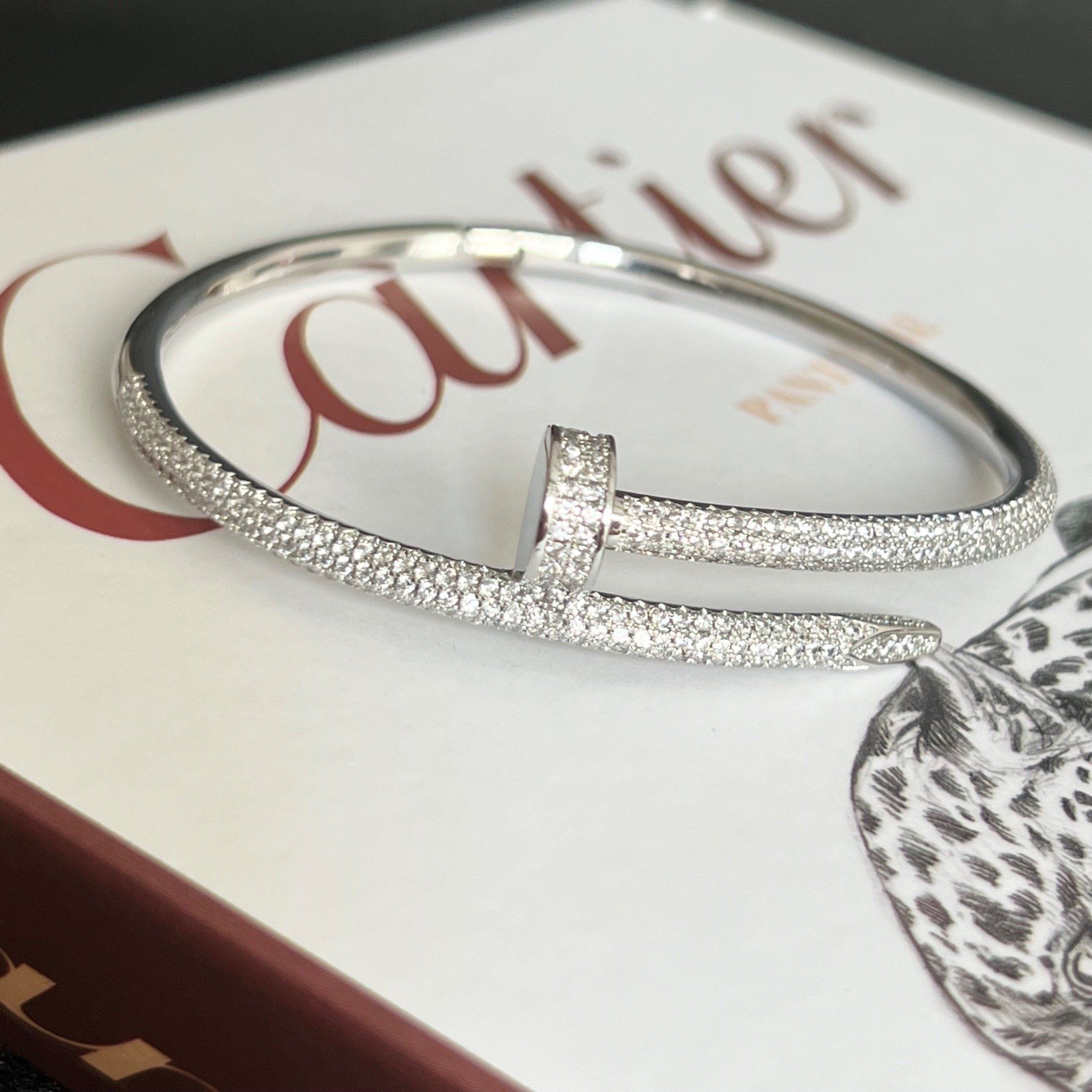 Vòng Tay Nam, Nữ TiTan Cao Cấp - Cartier Cây Đinh Màu Trắng Pha Lê (AC)