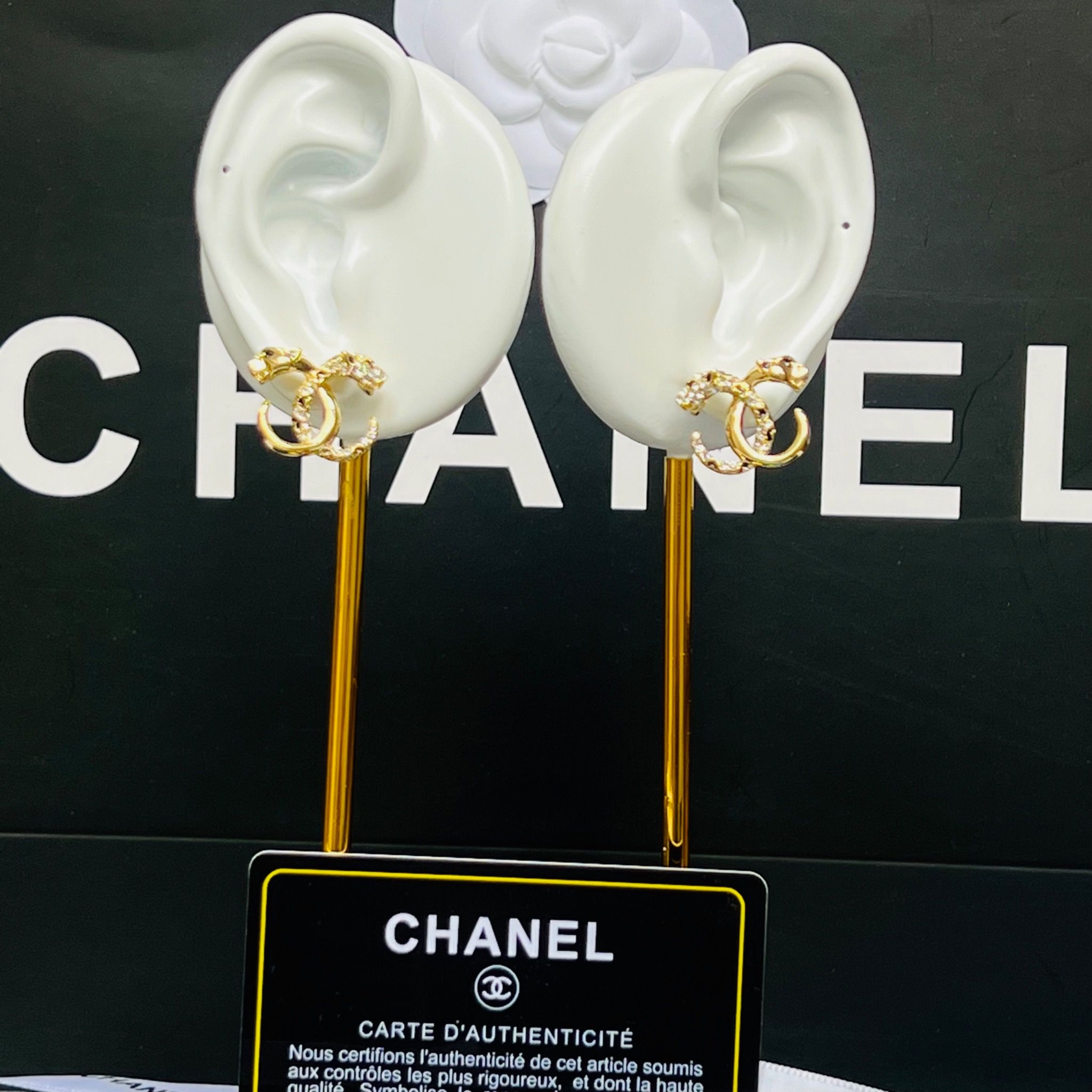 Bông Tai Con Hổ Chanel Bản To Màu Vàng Pha Lê Trắng