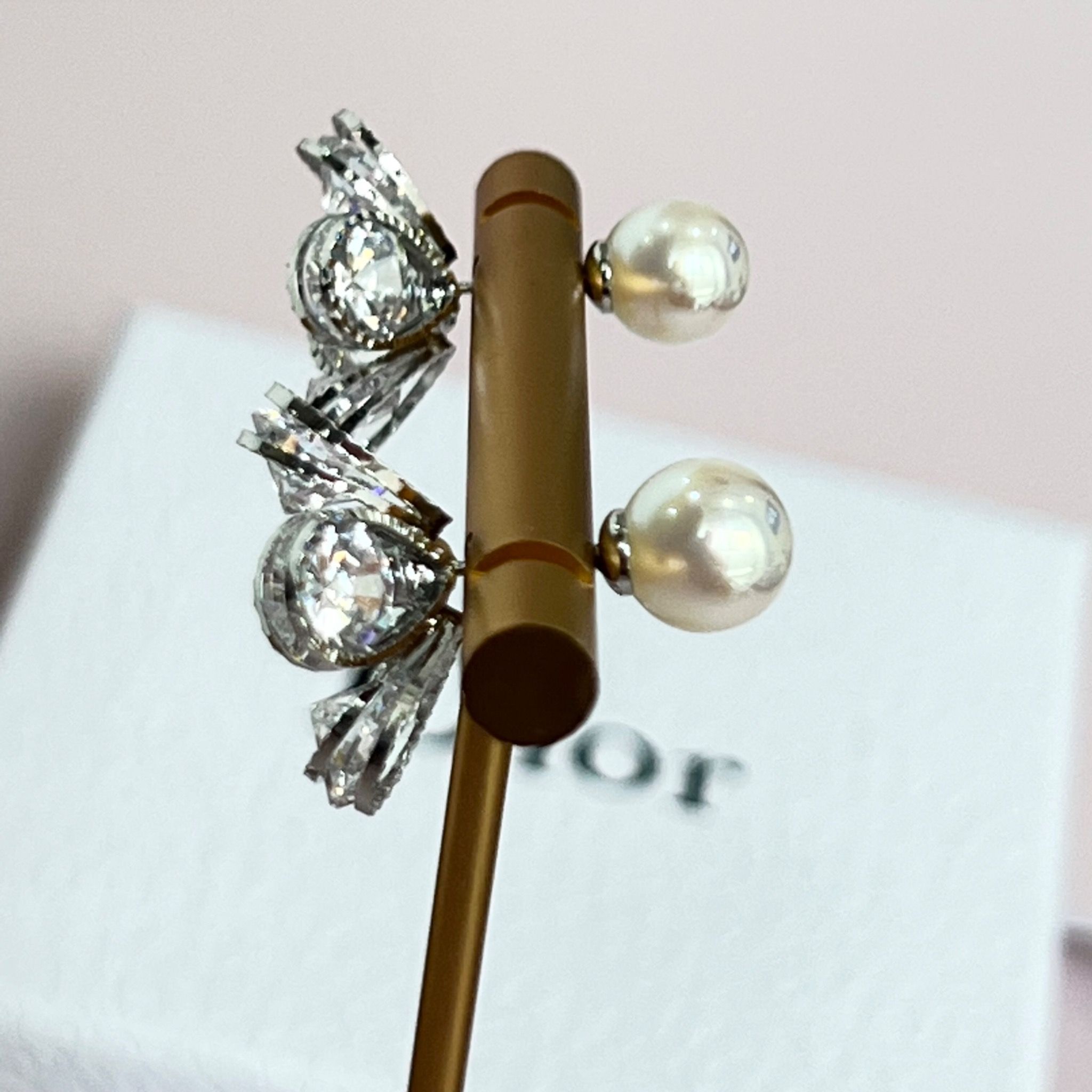 Bộ Trang Sức Dior Trắng - Vòng cổ Choker & Bông Tai Ngọc Trai, Pha Lê 2 Kiểu Đeo Quý Phái (AG)