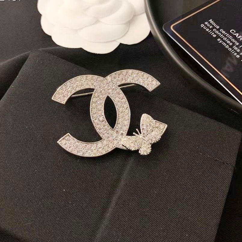 Cài Áo Chanel & Con Bướm Màu Trắng Pha Lê (CQ)